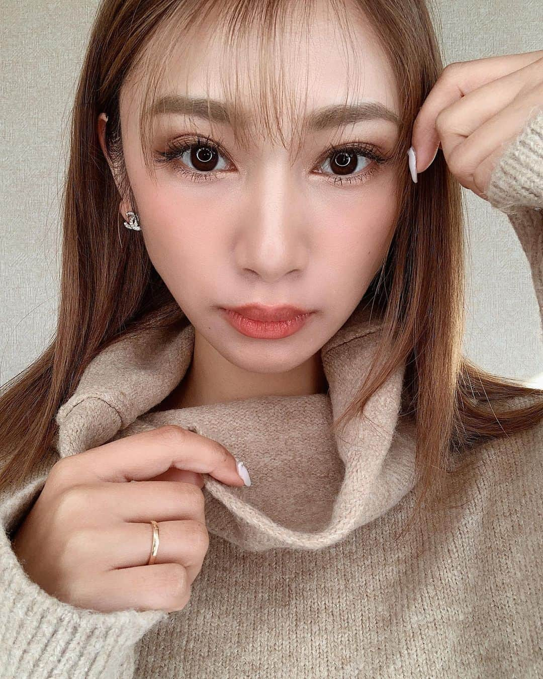 新井ニーニャさんのインスタグラム写真 - (新井ニーニャInstagram)「💗﻿ ﻿ 前髪直しながらニット掴んでたら、ポーズがよくわかんなくなってしまった。笑﻿ ﻿ ﻿ 𝚖𝚊𝚔𝚎 𝚞𝚙💄﻿ ﻿ ﻿ 相変わらず、美意識高め中💋﻿ 最近自分の着たい服とか﻿ したいスタイルに出来てなかったなぁと思い﻿ コスメとかお洋服たくさん見てくる❣️﻿ ﻿ 前髪ももう少し切って、増やす❣️﻿ ﻿ 自分がワクワクキラキラするような﻿ 自分になりたいーーーーー‼️😣﻿ ので、なる😎❤️﻿ ﻿ ﻿ 1月末に、まつエクお直しも﻿ してきました✨　@it_405 ﻿ ﻿ レシピ🍳﻿ ﻿ 毛質▷フラットラッシュ﻿ 長さ▷目頭C10.11.真ん中13.目尻J14﻿ ﻿ 👉🏽よくDM頂くので﻿ すわいぷで目元アップのせます🙆🏼‍♀️﻿ ﻿ まいさん @it405_mai  いつもありがとうございます🥰﻿ ﻿ ﻿ 目尻はブラックの1番長い毛にしてます🖤﻿ バチバチのボリュームが最高に好きで﻿ 最近はずっとこのレシピ😍﻿ ﻿ でもそろそろ春っぽい陽気になってきたから﻿ 少しイメチェンもありかな？と﻿ 考え中です💕﻿ ﻿ ﻿ ﻿ ニーニャのインスタを見たで500円オフにしてくださるそうなので、是非試してみて🌹﻿ ﻿ ﻿ #まつエクデザイン #キャッツアイ #キャッツまつエク #セクシーアイ #目尻長め #目尻 #まつえく #マツエク #まつげ #まつげエクステ #撮影 #メンテナンス #モデル #セルフィ #モデル撮影 #撮影モデル #起業家 #ママ起業家 #フラットラッシュ #まつエク #セルフィ #自撮り部 #メイク」2月2日 10時37分 - 22nina77