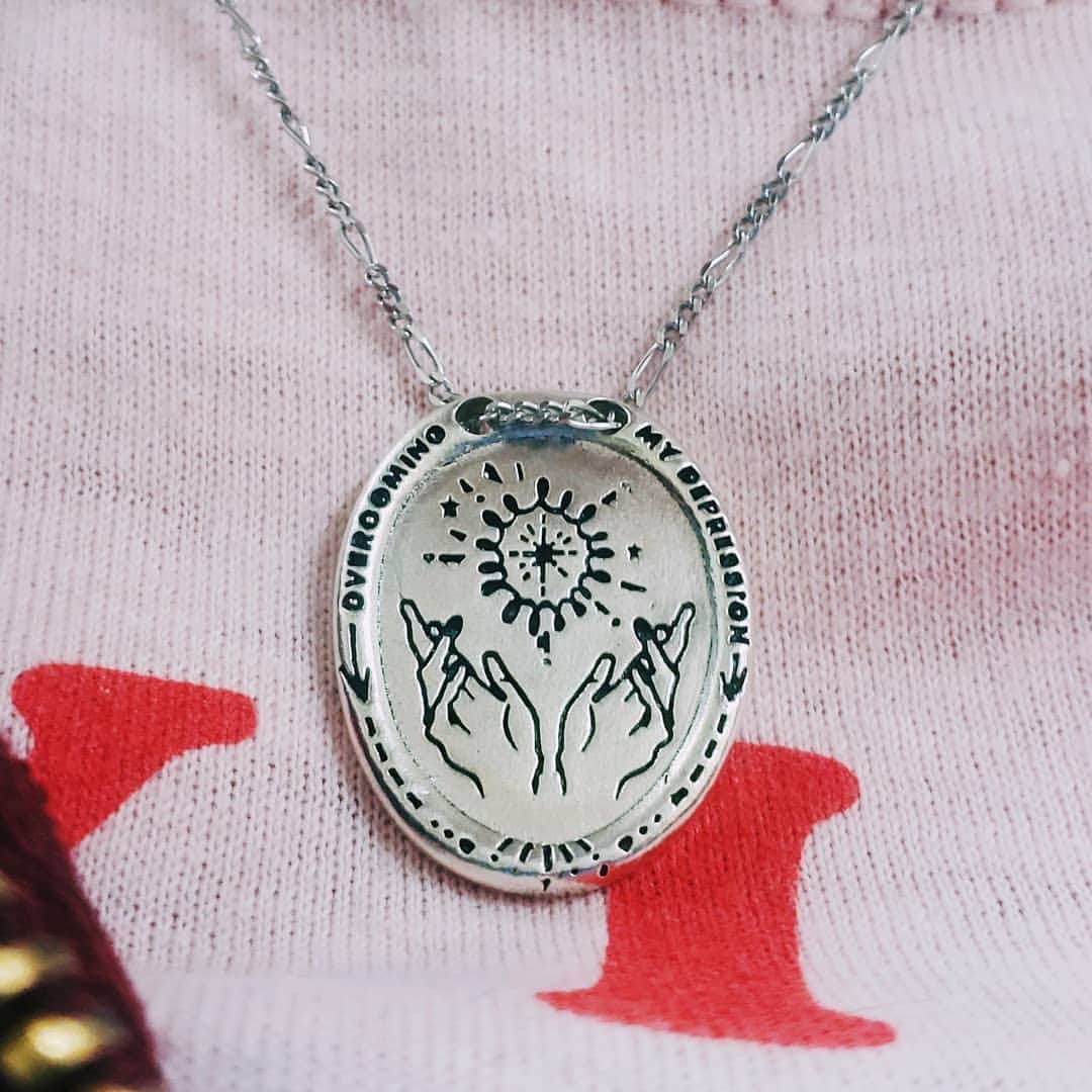 ケリーのインスタグラム：「Overcoming my depression 👊 Never be ashamed of your mental illness - be proud of yourself that you are still here and fighting. To each and every one of you who struggle, I am so so proud of you. We will get through this together. 💕 #mentalhealthmatters」