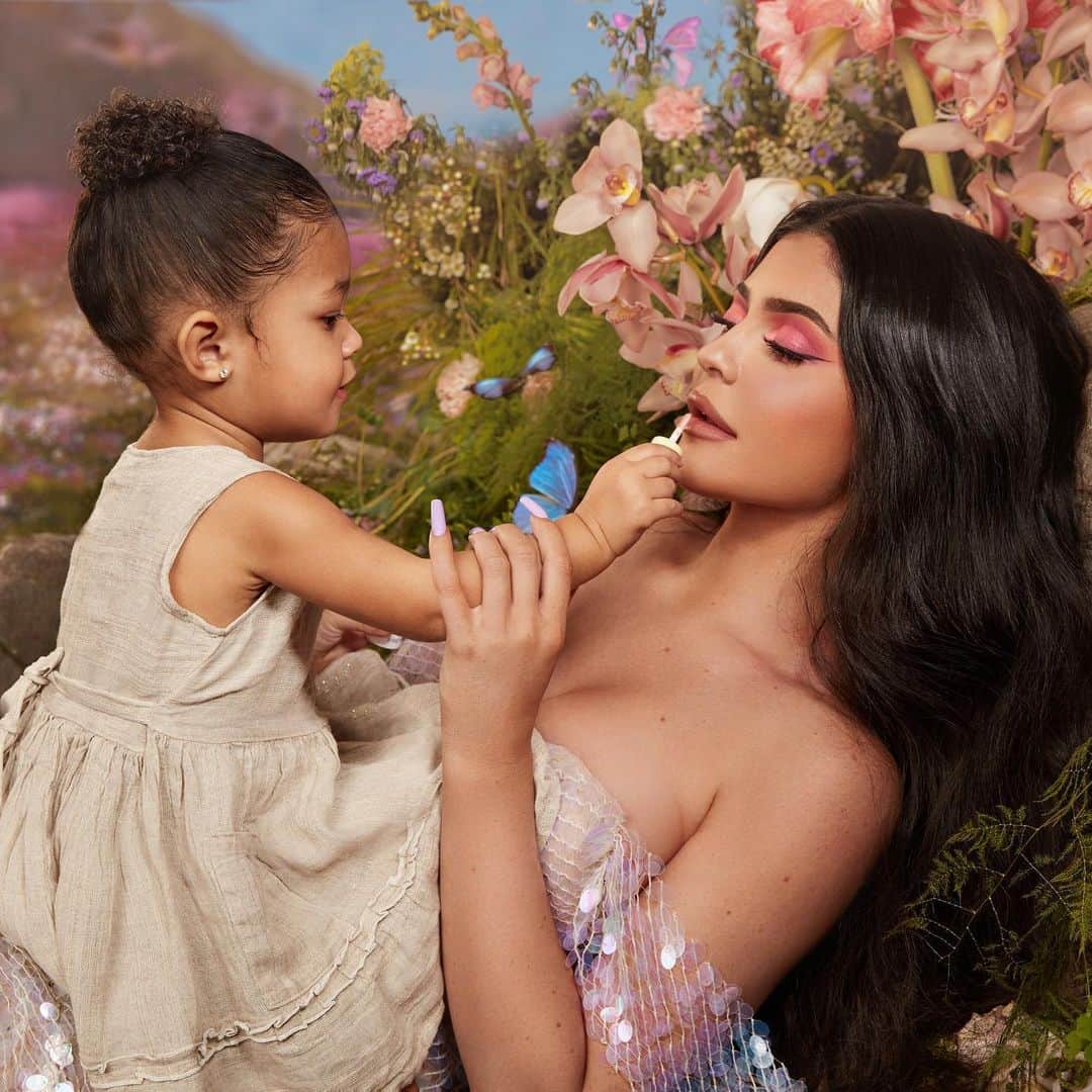 Kylie Cosmeticsさんのインスタグラム写真 - (Kylie CosmeticsInstagram)「The Stormi Collection launches in just 20 minutes!! 9am pst only on Kyliecosmetics.com 💜⚡️ we can’t wait to see you there 🦋」2月2日 1時39分 - kyliecosmetics