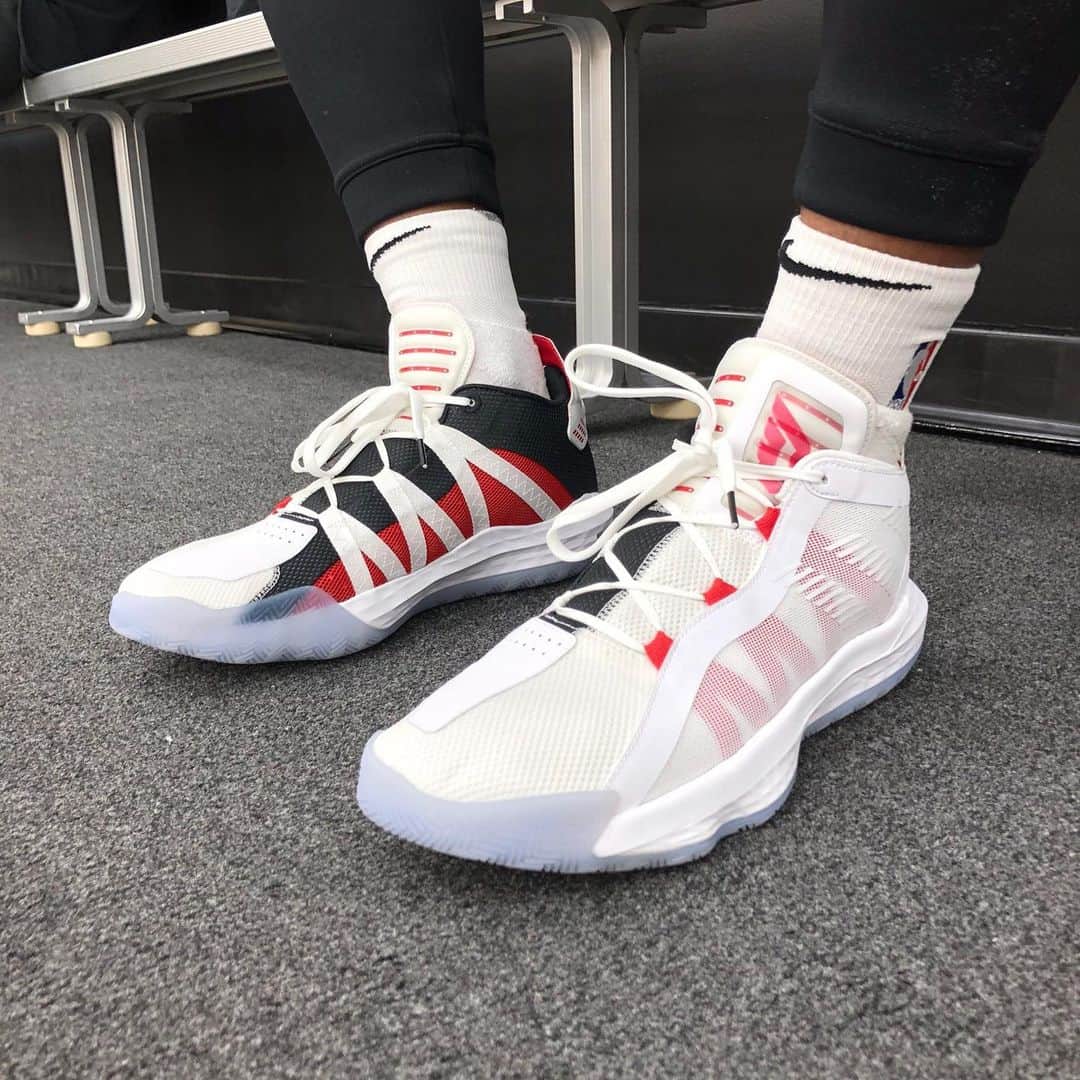 デイミアン・リラードのインスタグラム：「⌚️You Know What Time It Is. The #DameTime colorway of my #Dame6 just dropped. This colorway is inspired by mentality in late game situations. I’m confident in those moments because of the work I put in when the cameras are off and no one else is around. Click on the sneaker pics to get the #DameTime colorway now via IG Shopping. /// @adidashoops #FreeToCreate #YKWTII Sneaker 📷 by @caseyholdahl」