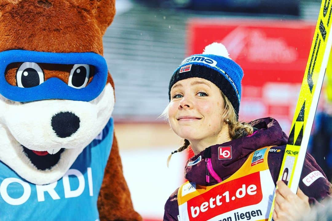 マーレン・ルンビのインスタグラム：「2nd place today💪🏼 Congrats @chiara_hoelzl 😀#oberstdorf2021 foto: @alexhenn」