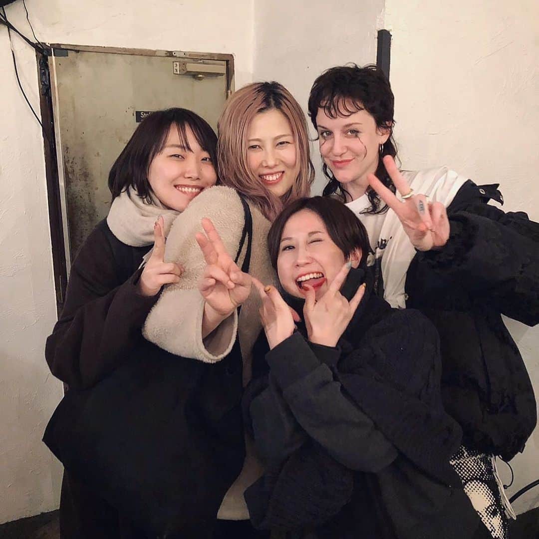 壺坂恵のインスタグラム：「#SUBMARKET 急遽出演にもかかわらず、acd. お越し下さいましてありがとうございました！ たった二週間でこんな素敵なイベントが 出来上がる事が、本当に凄い、、、 @laboratory_berberjin_r  すきすきだいすき  それぞれが個々に楽しんでいて、そうだ、これだよ　この空間だって思えた日でした みんな好きに楽しめばいい  アレクシス日本へようこそ！ とってもチャーミングで刺激的な人、 写真もめちゃくちゃかっこよかった またねー！  #laboratoryberberjinr  #alexisgross  #acd_band  #blackmeans」