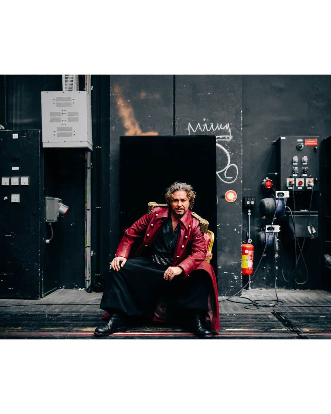 VuTheara Khamさんのインスタグラム写真 - (VuTheara KhamInstagram)「Emblematic Characters and Costumes of @operadeparis (part 3/4), 'Special Tenor' . For the 350th anniversary of the Opera, with my artistic director, Antoine Neufmars @a9mars , we has immortalised twelve emblematic costumes from the Paris Opera’s repertoire. Etoiles and operatic soloists have slipped into the skins of their characters 1) 2) @pretty_yende_official 3) 4) @robertoalagna.tenor 5) 6) @anamariasoprano 7) @marcelopuentetenor 8) 9) Costume of Austronaut 'La Bohème' 10) Costume of Marguerite de Valois」2月2日 2時13分 - vutheara