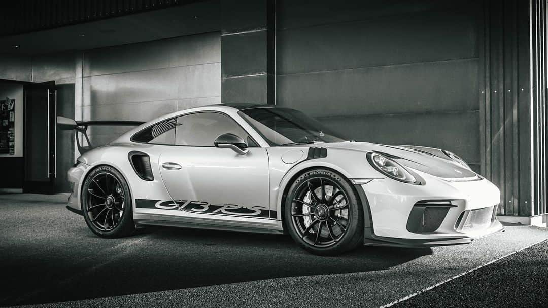 ハウィー・ケンドリックさんのインスタグラム写真 - (ハウィー・ケンドリックInstagram)「Porsche. @porsche @leicacamerausa #gt3rs #964turbo #leicaq2」2月2日 2時18分 - hkendrick47