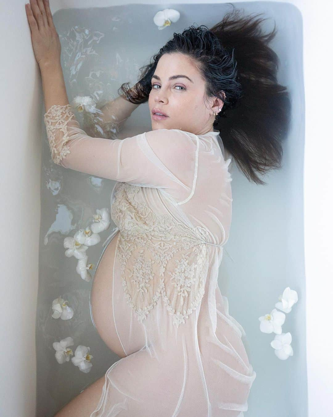 Just Jaredさんのインスタグラム写真 - (Just JaredInstagram)「@jennadewan looks gorgeous in this stunning new pregnancy shoot that was photographed by @elizabethmessina! #JennaDewan Photos: Elizabeth Messina」2月2日 2時42分 - justjared