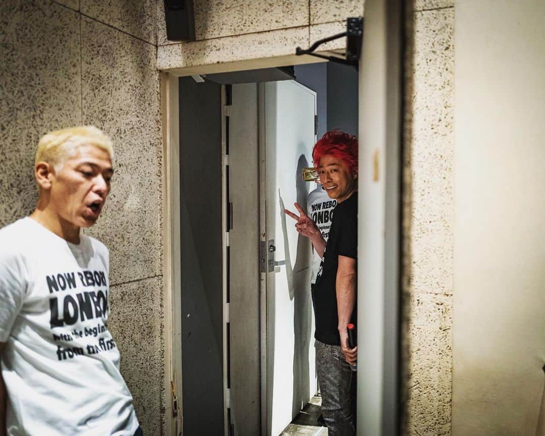 田村淳のインスタグラム：「トークライブ前の緊張してる亮さん」