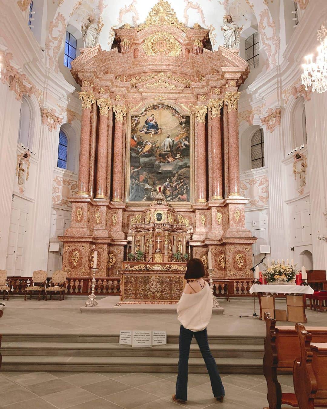 のインスタグラム：「So so so beautiful.......... ピンクベージュが素敵過ぎた　#ルッツェルン　#church #luzern #🏰　#Swiss #🇨🇭 #松下萌子　#moeco」