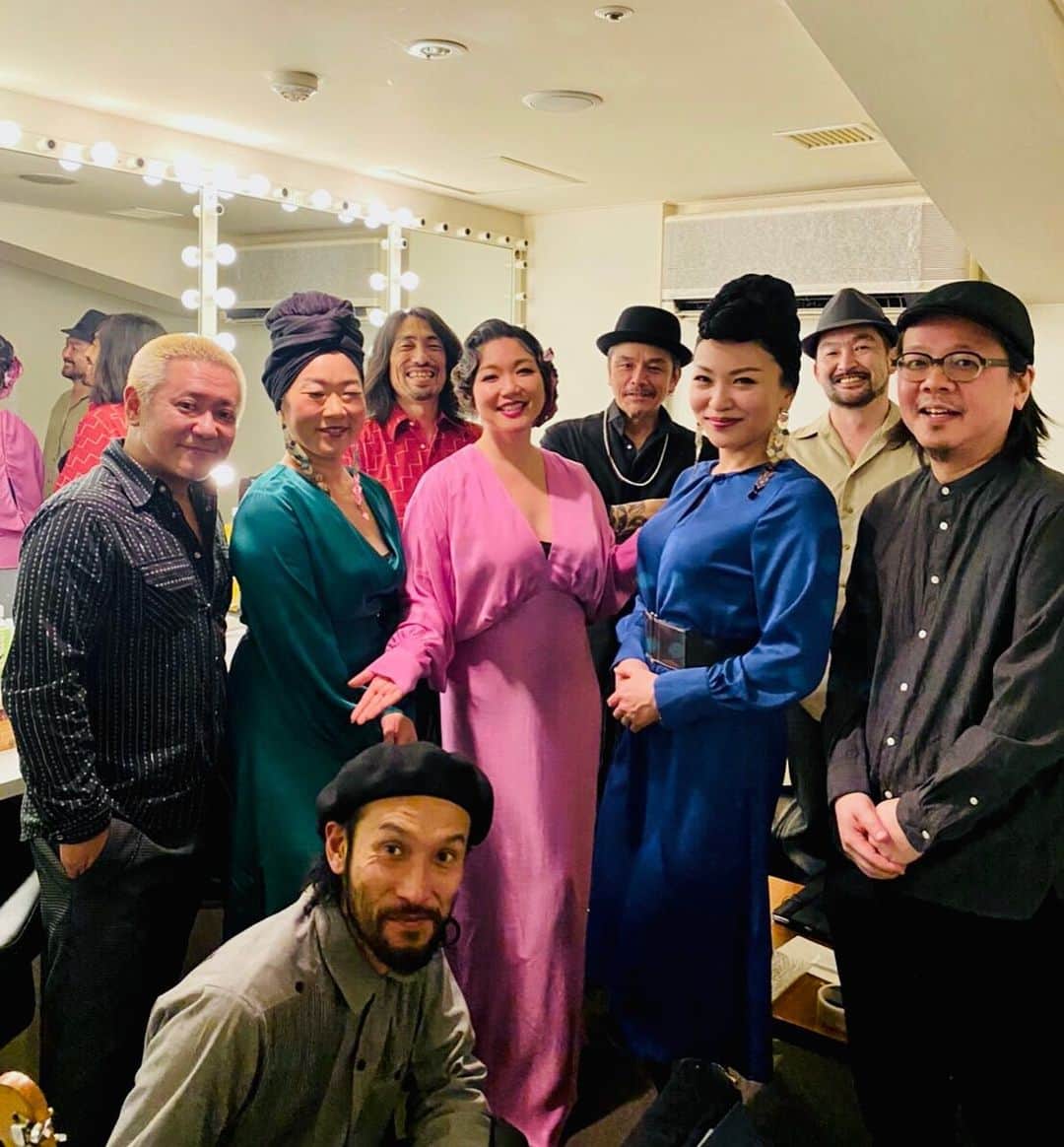 有坂美香のインスタグラム：「Mika Arisaka 20th Anniversary Live  #有坂美香 20周年記念ライブ@ Motion Blue Yokohama  超満員御礼、有難うございました😭❣️ 人のご縁に感謝の20周年。忘れられない夜となりました。　私の音楽人生に欠かせない皆さんと、沢山のお客様と、、なんて幸せな夜。　皆さんのエネルギーが私を突き動かし、私は歌っている時最も心身共に自由に無心になれます。  I am free.  これからも歌いつづけていきます❣️ 改めて、音楽人生に感謝しつつ、音楽の素晴らしさ、歌うことの楽しさを伝えていこうと決心しました。  今年はソロ活動も増やしてまた年内にライブしたい。  お越しくださった皆さま、応援メッセージの数々、素敵なお花、そして、スタッフの皆様、本当にありがとうございました✨✨✨ #有坂美香20th0131」
