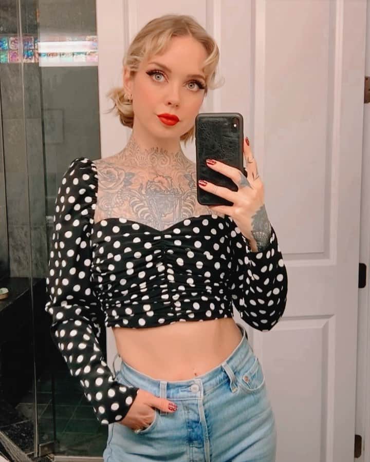 サラ・Xのインスタグラム：「If you follow my other account you know I’ve been feeling a little uninspired this past week til I did this look last night - and you might have already seen this video in my stories. Top by @theeastorder jeans @levis Ribcage Fit」