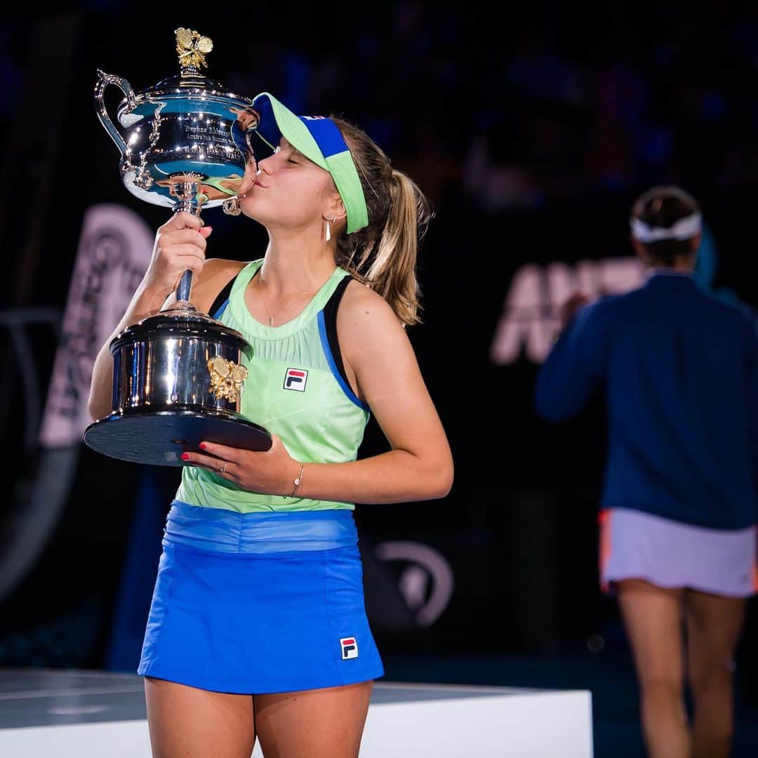 ソフィア・ケニンさんのインスタグラム写真 - (ソフィア・ケニンInstagram)「I’m living a dream! So happy to lift this beautiful trophy 🏆 All of the years of hard work and dedication have brought me here! It feels so special, so happy to share this all with you! These 2 weeks have been amazing 😉 Thank you for your support, I love you from the bottom of my heart ❤️❤️❤️」2月2日 3時11分 - sofia.kenin