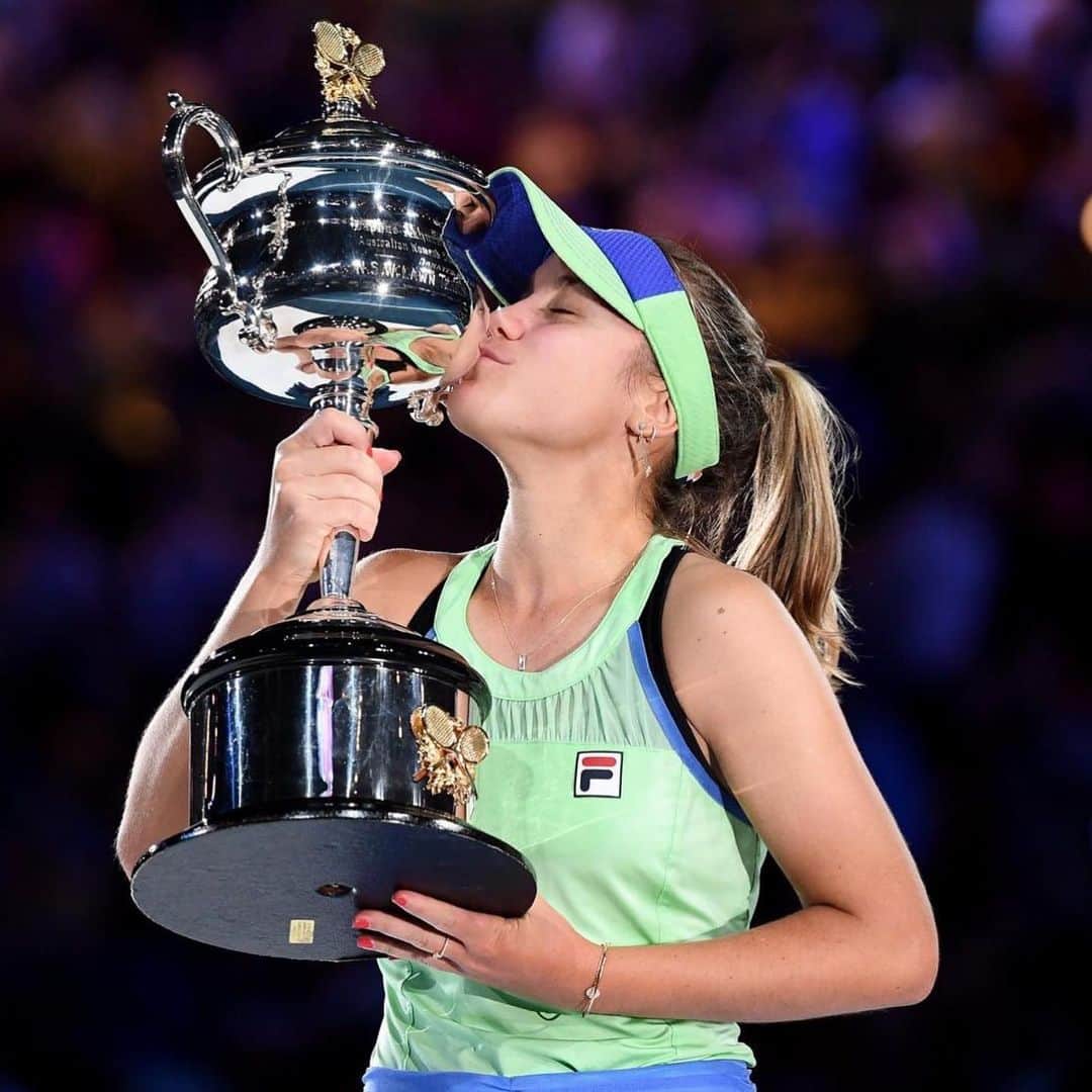 のインスタグラム：「I’m living a dream! So happy to lift this beautiful trophy 🏆 All of the years of hard work and dedication have brought me here! It feels so special, so happy to share this all with you! These 2 weeks have been amazing 😉 Thank you for your support, I love you from the bottom of my heart ❤️❤️❤️」