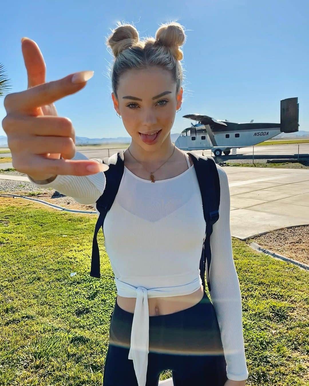 チャーリー・ジョーダンさんのインスタグラム写真 - (チャーリー・ジョーダンInstagram)「Couldn’t go to Bali so we’re jumping out of this plane instead...t-minus 10 min. 2.7 million baby I love you guys so much! ✈️ Wearing @aloyoga」2月2日 3時25分 - charlyjordan