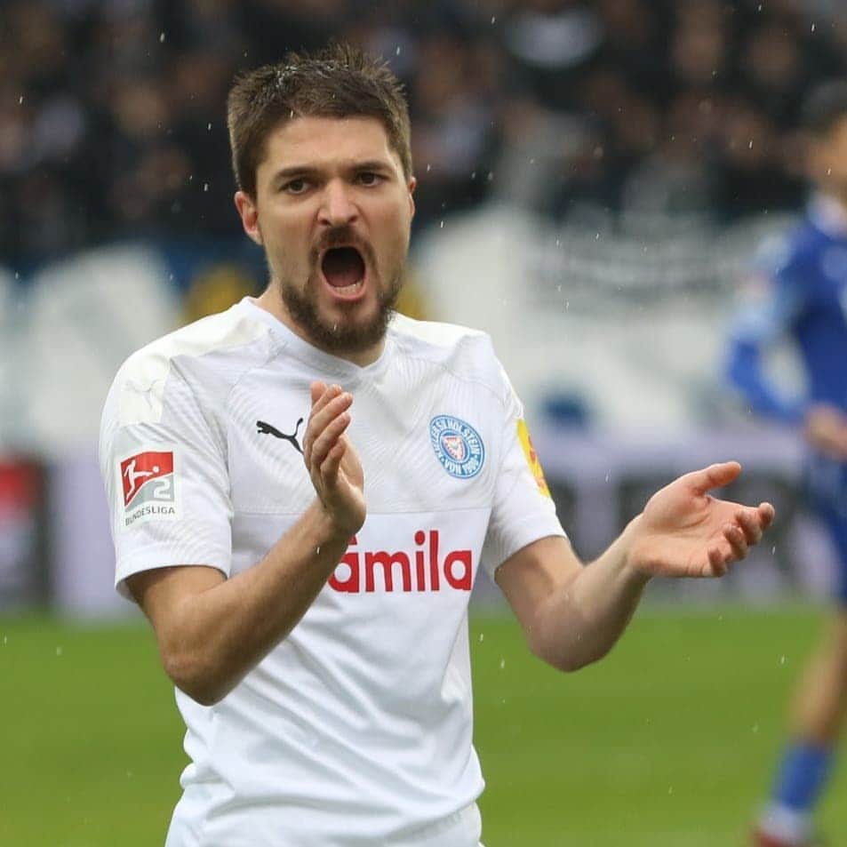 アレクサンダル・イグニョフスキのインスタグラム：「Wichtiger Sieg heute trotz "super" Frisur. 😜💪🔵⚪」