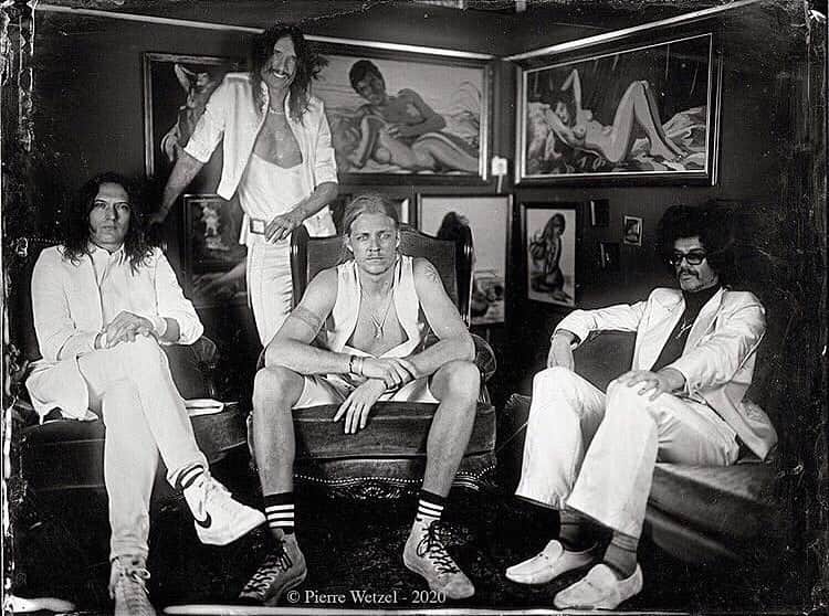 ルーファス・テイラーのインスタグラム：「Photo taken on a very old camera by @pierrotwetzel in Bordeaux a few days ago. #thedarkness」