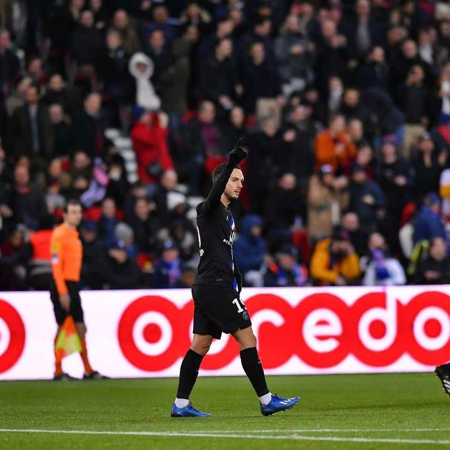 パブロ・サラビアさんのインスタグラム写真 - (パブロ・サラビアInstagram)「🇫🇷 Retour à la maison au Parc des Princes 🔴🔵 avec une belle victoire...➕3⃣ . 🇪🇸 Volvemos al Parque de los Principes 🔴🔵 con una gran victoria...➕3⃣ . #psg #icicestparis #allezparis #ligue1conforama #ps19」2月2日 4時01分 - pablosarabia92