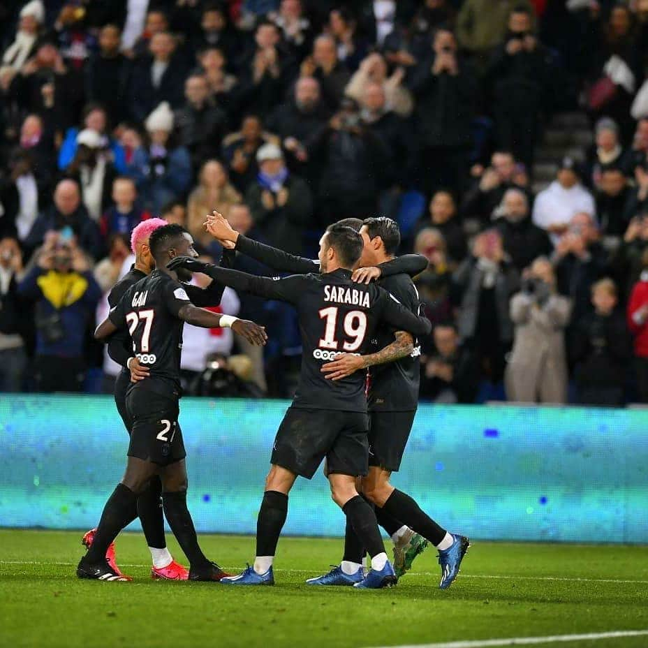 パブロ・サラビアさんのインスタグラム写真 - (パブロ・サラビアInstagram)「🇫🇷 Retour à la maison au Parc des Princes 🔴🔵 avec une belle victoire...➕3⃣ . 🇪🇸 Volvemos al Parque de los Principes 🔴🔵 con una gran victoria...➕3⃣ . #psg #icicestparis #allezparis #ligue1conforama #ps19」2月2日 4時01分 - pablosarabia92