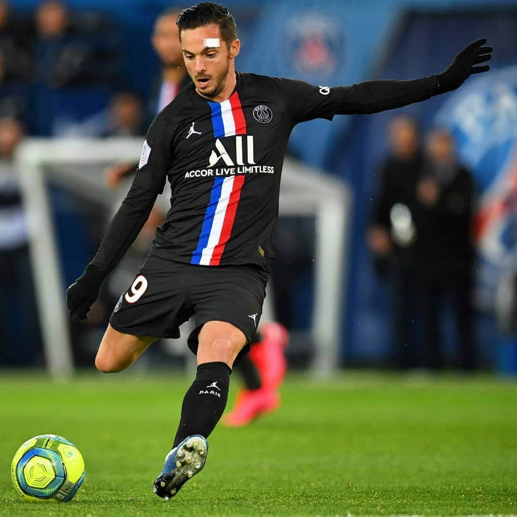 パブロ・サラビアさんのインスタグラム写真 - (パブロ・サラビアInstagram)「🇫🇷 Retour à la maison au Parc des Princes 🔴🔵 avec une belle victoire...➕3⃣ . 🇪🇸 Volvemos al Parque de los Principes 🔴🔵 con una gran victoria...➕3⃣ . #psg #icicestparis #allezparis #ligue1conforama #ps19」2月2日 4時01分 - pablosarabia92