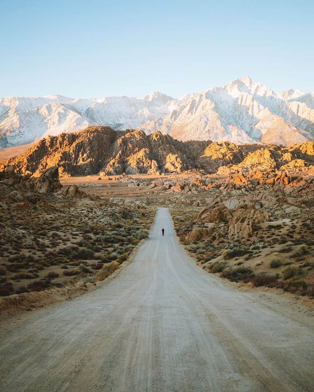 Travel + Leisureさんのインスタグラム写真 - (Travel + LeisureInstagram)「The Alabama Hills are a range of rock formations in eastern California near the Sierra Nevada. Can you believe this otherworldly landscape is located just on the west coast? Find our California travel guide at the link in bio. #tlpicks courtesy of @dgsc」2月2日 4時10分 - travelandleisure
