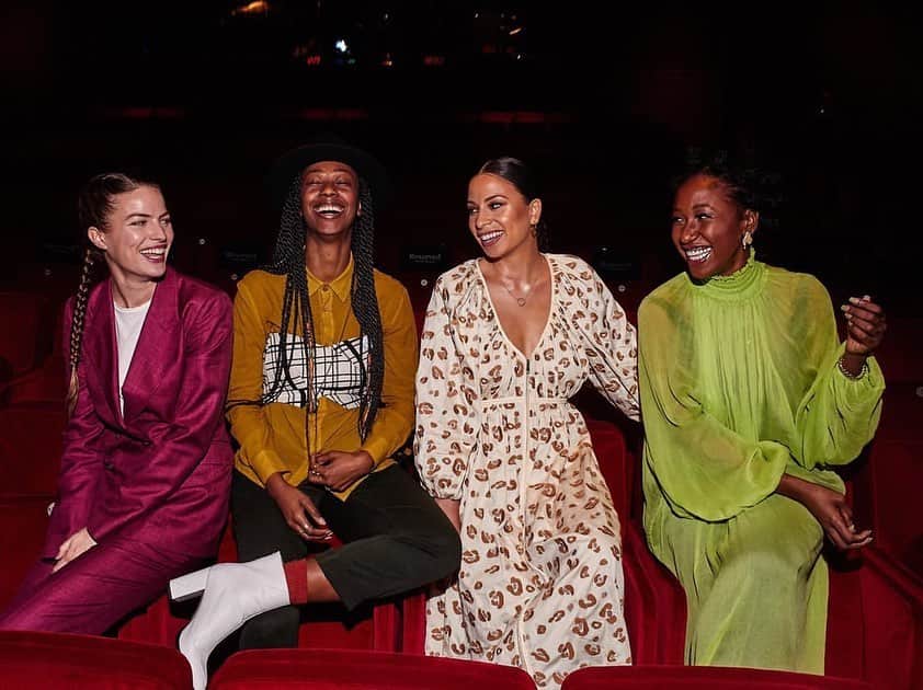 キャメロン・ラッセルのインスタグラム：「Left @studyhall.earth so filled with gratitude for @celinecelines and @theslowfactory team who are building incredible community and culture at the intersection of climate justice and fashion. The panel I was on with 7 other amazing people (!!) was honestly the best I’ve ever been a part of...it was so many people with totally different skills and experiences in true conversation. From a young generation of activists - @_coyotl__ , @yarashahidi, & @littlemissflint - sharing incredible wisdom, to mamas @celinecelines #robinbell and ultimately @mstinalawson finding a way to hold space for young people in this conversation so they can absolutely shine, to @thisisbwright’s expression of humility and curiosity - sharing how she is approaching this moment with listening...i could go on, but instead I’ll direct you to @studyhall.earth’s website to see for yourself! I was blown away by how every single person on the stage made many powerful contributions to this performance of what a future of cooperation, trust, abundance and leading with love for one another can look like. I’m talking a lot, but I am actually feeling speechless...culture is changing before our eyes, alternatives opening up and inviting everyone in #SDGstudyhall #ClimateActionNow (photo credits @patrickstruys & @marcusbigbranch //// Study Hall @nytimes in partnership with @earthinstitute / @adidas @gstarraw @theslowfactory @selina  @boltthreads @hudsoncarbon @wastemanagement @noahclothing @ourtreaty @houseofwaris @1hotels @teslamotors @ovenly @mybloomist @therealreal @natura.usa @swedishstockings @oneoceanbeauty @vitacoco @likemindedobjects @rawrev @rainforestalliance @consciousfashioncampaign @ripostemagazine)」