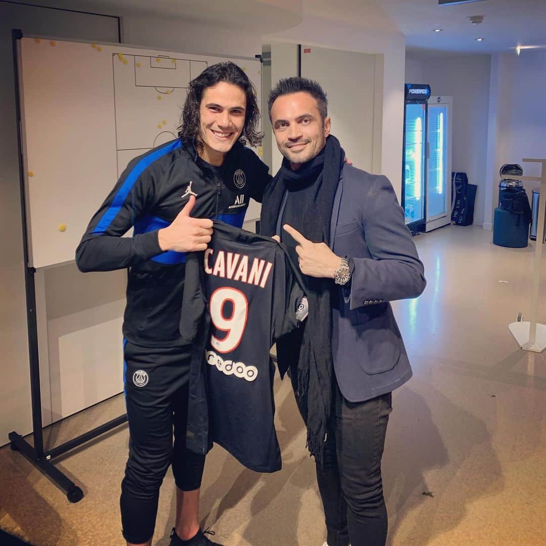 アレッサンドロ・ローザ・ヴィエイラのインスタグラム：「Obrigado pelo carinho e respeito craque @cavaniofficial21 ❤️. Obrigado mais uma vez pela oportunidade @zionturismo_oficial  pela solução rápida da viagem!」