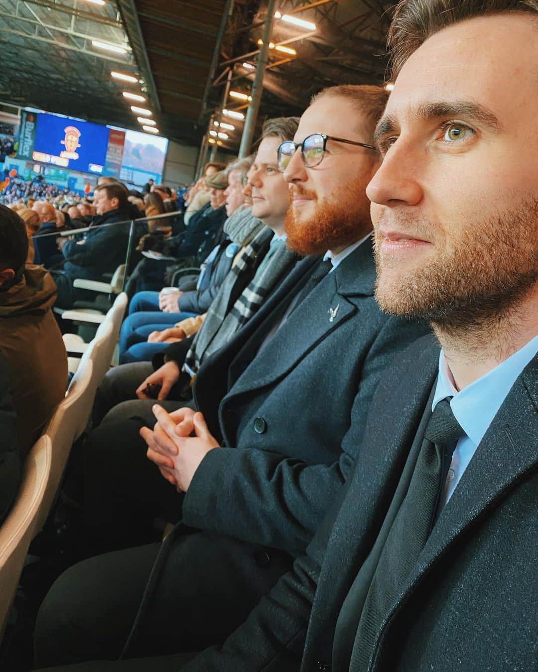 マシュー・ルイスのインスタグラム：「Huge thank you to @leedsunited and Andrea Radrizzani for having us at Elland Road today. This was before the goal, when I was still enjoying the game. Result doesn’t matter though because don’t you know pump it up, the Whites are going up. Probably. #lufc #mot #alaw 🏴󠁧󠁢󠁥󠁮󠁧󠁿🇦🇷」