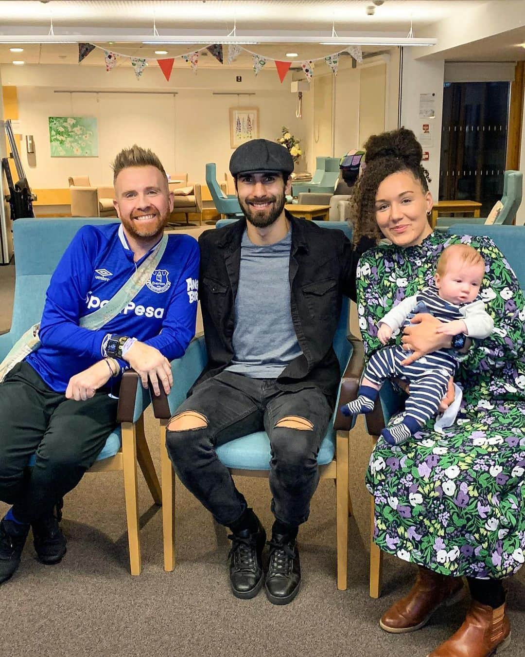 アンドレ・ゴメスさんのインスタグラム写真 - (アンドレ・ゴメスInstagram)「Today I had the opportunity to surprise Ashley, his beloved family and some of his friends. We had such an amazing day together. Ashley is a huge Evertonian and unfortunately he was diagnosed with pancreatic cancer. I've heard of his story and situation. You inspired me and I will never forget this time we had together. Today we've won inside and outside the pitch! Congrats team for the fantastic comeback and thank you Ashley for your strength, courage and passion! I'll be here cheering up for you and your family 🙏 COME ON YOU BLUE 💙」2月2日 4時58分 - aftgomes21