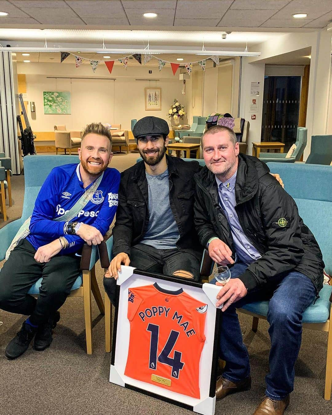 アンドレ・ゴメスさんのインスタグラム写真 - (アンドレ・ゴメスInstagram)「Today I had the opportunity to surprise Ashley, his beloved family and some of his friends. We had such an amazing day together. Ashley is a huge Evertonian and unfortunately he was diagnosed with pancreatic cancer. I've heard of his story and situation. You inspired me and I will never forget this time we had together. Today we've won inside and outside the pitch! Congrats team for the fantastic comeback and thank you Ashley for your strength, courage and passion! I'll be here cheering up for you and your family 🙏 COME ON YOU BLUE 💙」2月2日 4時58分 - aftgomes21