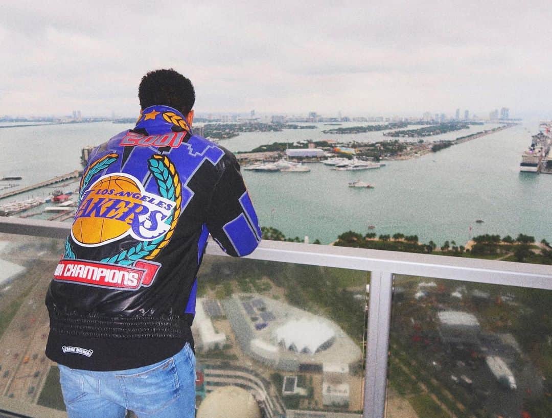 オデル・ベックハン・ジュニアのインスタグラム：「We ALL miss you... #Mamba4Life」