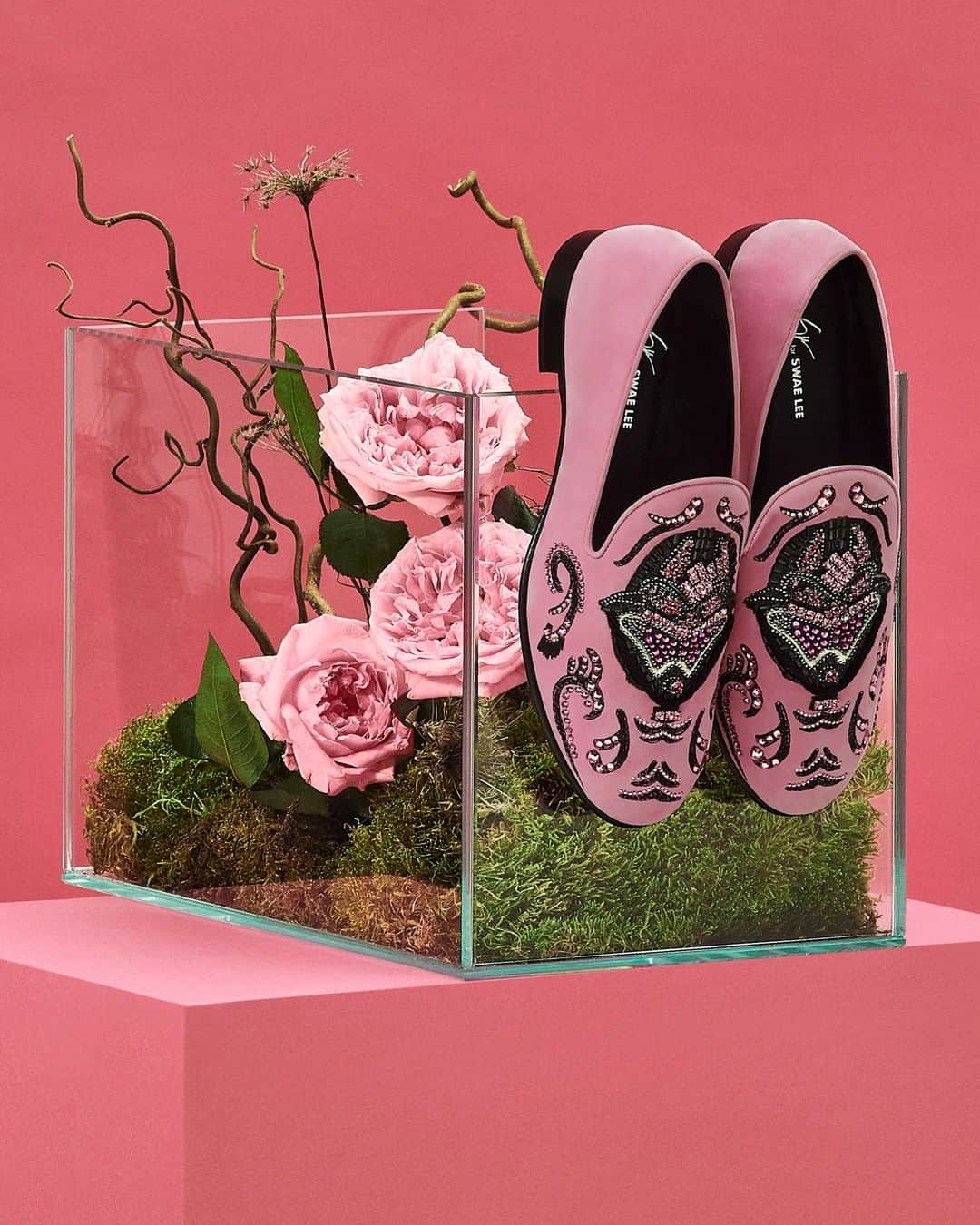 Giuseppe Zanotti Designさんのインスタグラム写真 - (Giuseppe Zanotti DesignInstagram)「Like a @SwaeLee song transformed into fashion, this is #GZxSwaeLee. Featuring a garden of roses, a sleek new logo and an unexpected mix, the limited-edition collaboration is style from the feet up. Shop it via link in bio. #GiuseppeZanotti」2月2日 5時00分 - giuseppezanotti