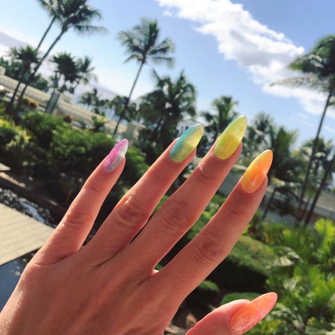 カンディー・ジョンソンさんのインスタグラム写真 - (カンディー・ジョンソンInstagram)「🌈+ ✨= these 💅🏼 And they are one of my favorite #nailart #naildesigns I’ve ever had! I get asked everyday what & how these nails were done... 1. @nailthug did them  2. She used different shades of glitter that took us a minute to arrange perfectly!😜 3. She applied half of the glitter to half of the nail with a brush then she applied gel on top and she hand painted the ✨ sparkles in the nails with a final coat of gel! I love these #rainbow #nails #nailsofinstagram #nailswag #glitternails #rainbownails」2月2日 5時06分 - kandeejohnson