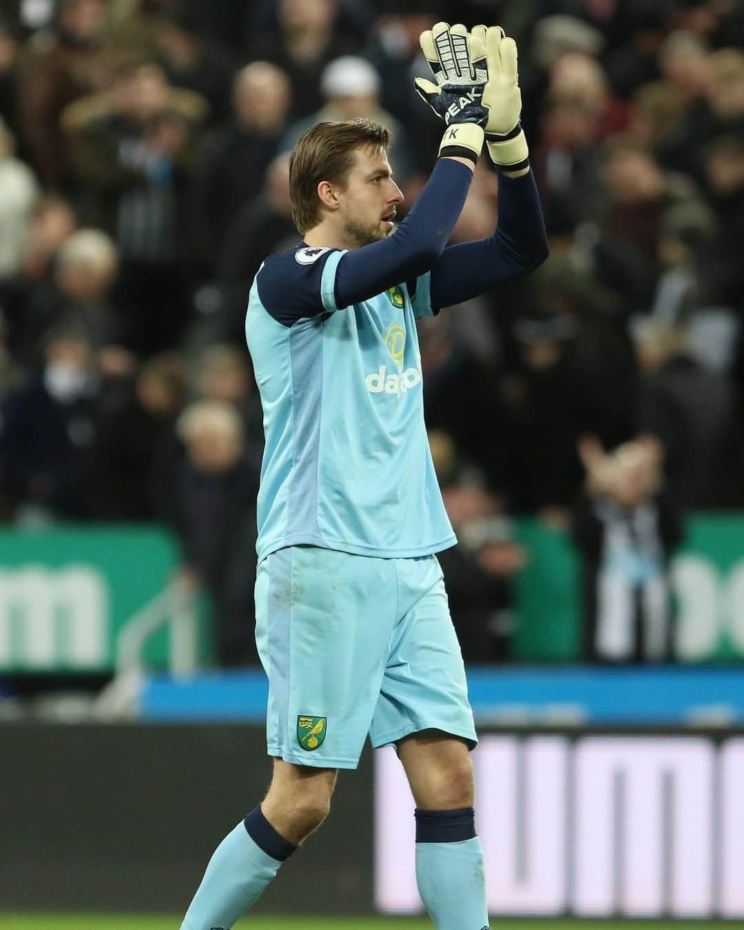 ティム・クルルのインスタグラム：「And a Big Thank you to all the Geordies today for the amazing reception before the game and even more so after.. St. James’ park will always be a special place for me and my family.. #nufc」
