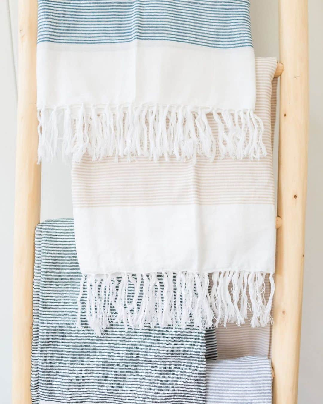 The Little Marketさんのインスタグラム写真 - (The Little MarketInstagram)「Keep dry with these soft cotton towels. Primarily used as a beach or bath towel, they can also be used as a sarong wrap, picnic blanket, or tablecloth. Hand-woven on a traditional wooden loom, this striped towel is lightweight, absorbent, and quick drying.」2月2日 5時38分 - thelittlemarket