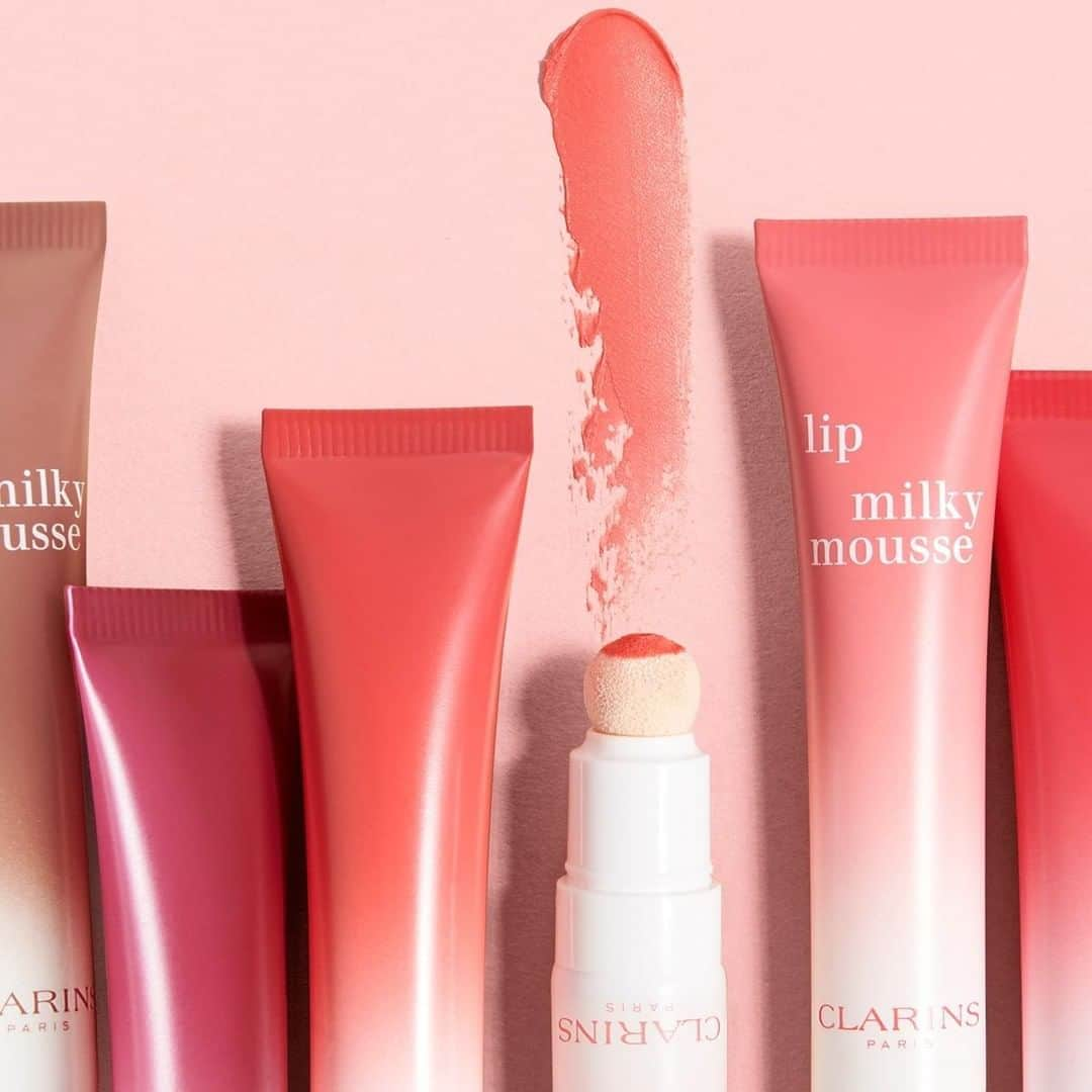 Clarins Canadaさんのインスタグラム写真 - (Clarins CanadaInstagram)「Tinted whipped cream for lips as sweet as you.🍒💕 ⁣Introducing Lip Milky Mousse, a new fresh addictive lip tint with a lightweight whipped cream texture. ⁣💋 Finish: velvety-satin stain. ⁣💋 Texture: fresh & airy. ⁣💋 Applicator: foam for a soft & even finish. ⁣💋 Recipe: peach tree milk for 8 hours of soft, comfortable hydration. ⁣__________ ⁣La crème fouettée colorée indispensable à vos lèvres.🍒💕 ⁣Voici Lip Milky Mousse, une nouvelle formule légère comme une délicate crème fouettée. ⁣💋 Fini : satiné & velouté. ⁣💋 Texture : aérienne & fraîche. ⁣💋 Applicateur : en mousse rond pour un fini homogène. ⁣💋 Recette : lait de pêcher pour 8 heures de douce hydratation. ⁣. ⁣. ⁣. ⁣#Clarins #LipMilkyMousse #ClarinsMilky #Lipstain #Lipstick #ClarinsMakeup #Makeup」2月2日 6時00分 - clarinscanada