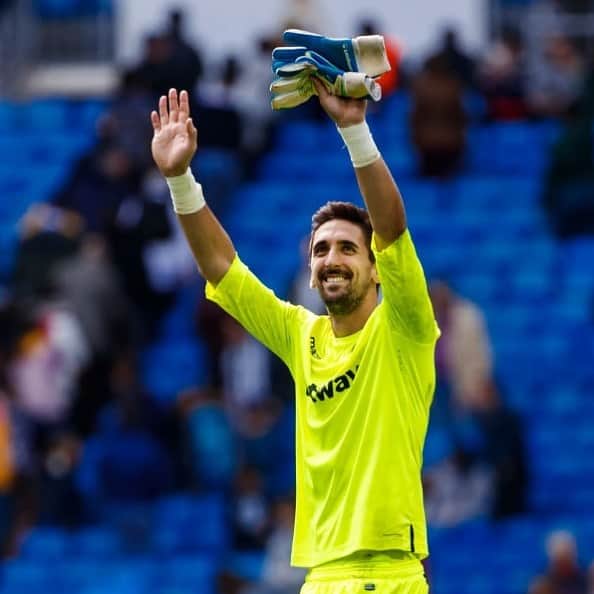 オイエル・オラサバル・パレデスのインスタグラム：「Quiero despedirme del @levanteud con esta sonrisa. Han sido 3 años muy bonitos, con un vestuario fantástico, agradeceros a fisios, doctores, utilleros y todos los que cada día estáis con nosotros vuestra profesionalidad y el buen ambiente que creáis. Os echaré de menos. Un abrazo grande.」
