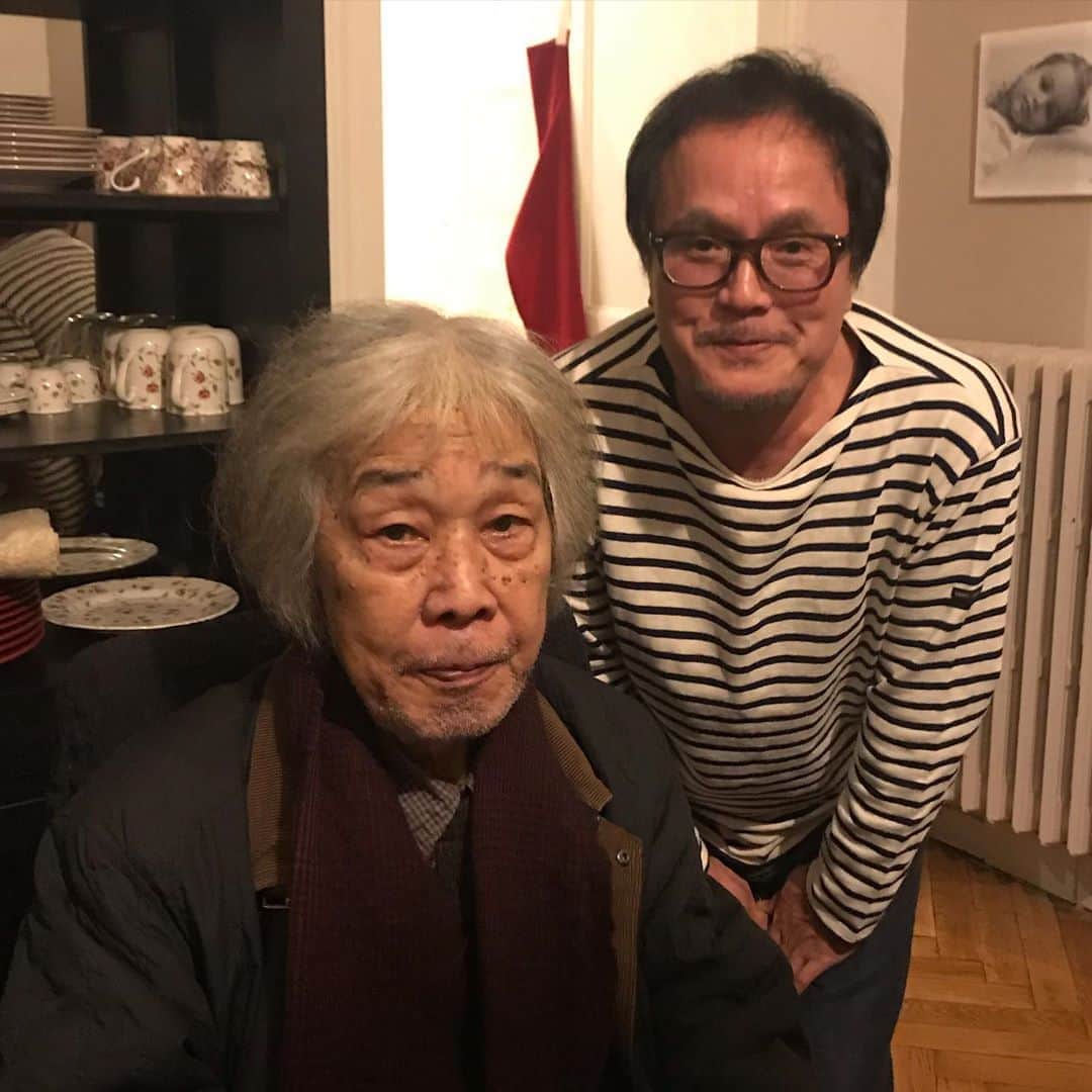 江口寿史のインスタグラム：「まさかあのレジェンドつげ義春先生と今夜一緒に飯食うことになるとは…。緊張のあまり食事もノドに通らなかったよ！（食ったけど）ちなみにつげ先生は今年のアングレーム特別栄誉賞を受賞されました。 恐る恐る２ショットお願いしましたが、完全に腰が引けてますおれ。あー、だけどこれだけでもアングレーム来てよかったわ…。」