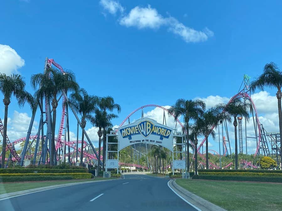 スタイヤーノ梨々菜さんのインスタグラム写真 - (スタイヤーノ梨々菜Instagram)「dayoff🤙 こたっきーとムービーワールドへ🎢 さいっこうに楽しかった🤩❤️ 待ち時間15分とか30分だからびっくり！ 好きなキャラ多くてこたっきーにひたすら写真撮って撮ってお願いした🤣 #warnerbros #warner #warnerbrothers #movieworld #batman #joker #looneytunes #robin #whysosad #lillonestar #ムービーワールド #ワーナーブラザーズ #バットマン #視線ください #ジョーカー #ルーニーテューンズ #こたっきー」2月2日 6時43分 - ririna9911