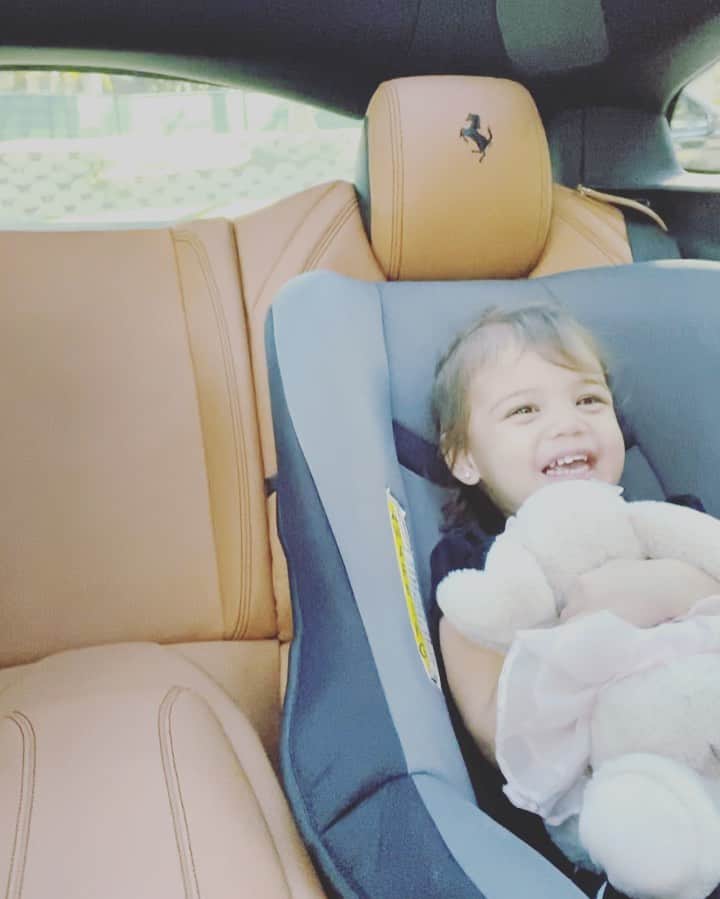 ロブ・ディアデックのインスタグラム：「Shutting “things” down at the mall today. Kodah definitely does not plan to call. Nala is finally old enough for the entire family to hit the mall in the @ferrari #gtc4lusso」