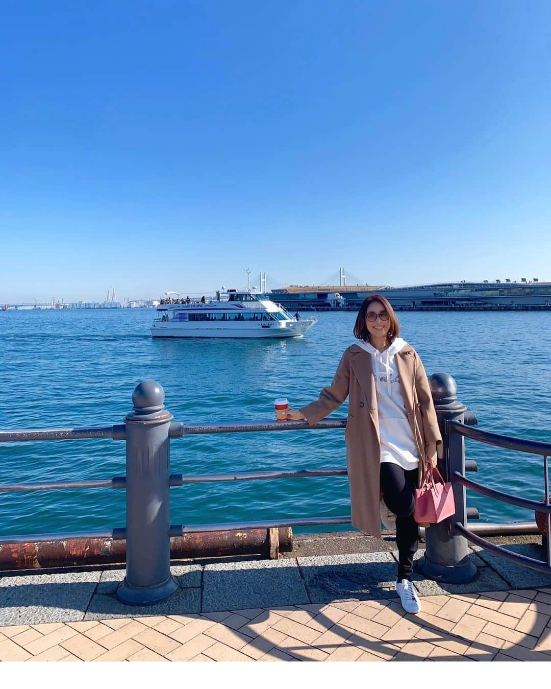 宮田綾子さんのインスタグラム写真 - (宮田綾子Instagram)「ハイヒールLOVERS Ayako⁑  Nice blue sky and sea💙 .  #sunglasses #dior #coat #weekendmaxmara  #parker #hm #pants #zara #bag #jimmycho #sneakers #katespade  #ハイヒールLOVERS #宮田綾子 #横浜 #横浜観光 #横浜赤レンガ倉庫 #横浜散歩 #赤レンガ倉庫 #象の鼻パーク #yokohama #yokohama_love #yeshm #神奈川 #japan_of_insta #japantrip #japanesegirl #japan_photo #japan_photo_now #japanesefashion」2月2日 7時02分 - ayako__miyata