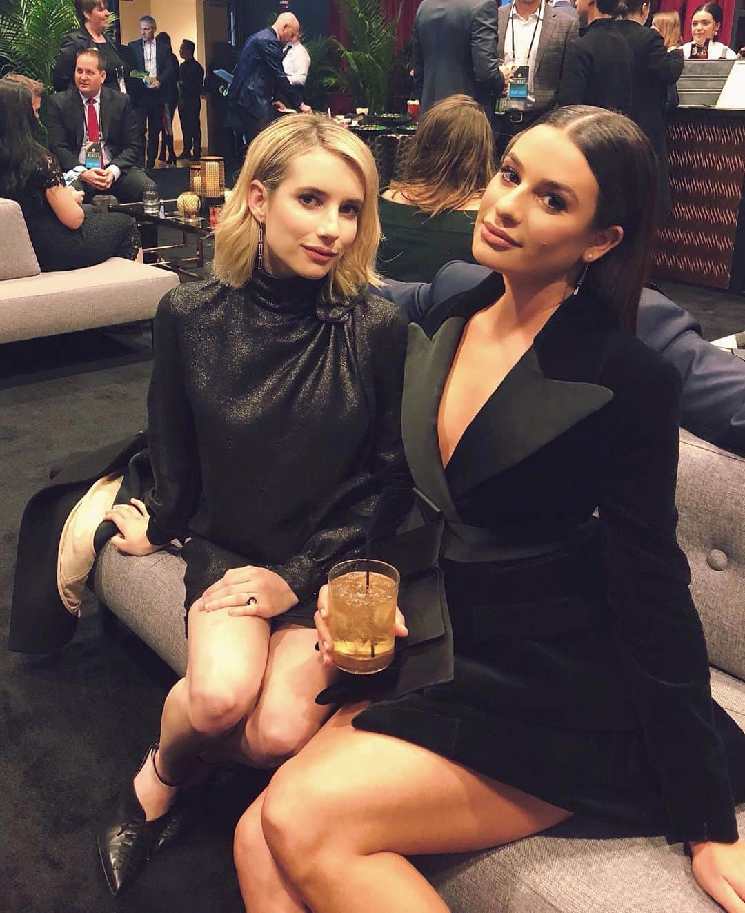 リア・ミシェルのインスタグラム：「....and now back to your regularly scheduled programming #NFLhonors 2018 with @emmaroberts」