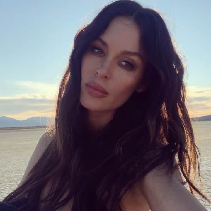 ニコール・トルンフィオのインスタグラム：「Shooting a special project out in the desert 🥰 love the beauty and colors that Mother Nature gifts us 🙏🏼I never take it for granted 🙏🏼There is nothing more pure and grounding than existing in nature, away from anything man made 💕I feel so blessed today.」