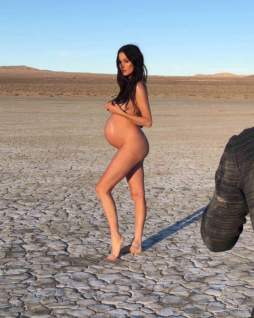 ニコール・トルンフィオのインスタグラム：「#bts #nofilter 🤰🏻#38weekspregnant」