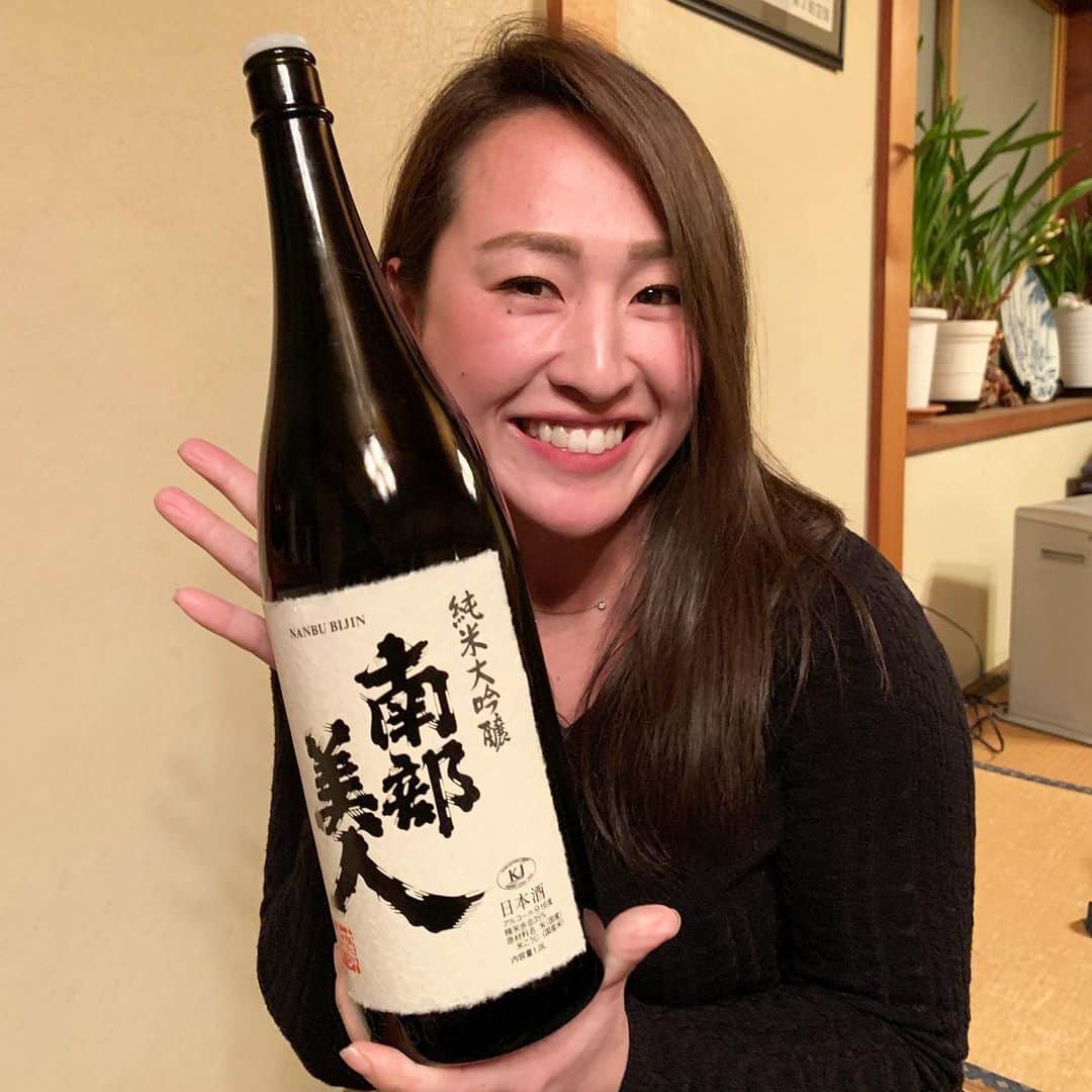 菊池沙都のインスタグラム：「八戸国体2020！ ホテルに着けば知り合いに会い スッピン朝食中に恩師に会い 街を歩けば知り合いに会い お店に入れば知り合いに会い リンクに行けば知り合いに会い どこの試合をみても知り合いが頑張っていて 絶叫しながら観戦してたら後ろも知り合いで 久しぶりにたくさんの方々にお会いすることができました😊✨ どの試合も本当に本当に面白くて 会う方会う方に（初対面の方も） 『結婚おめでとう！』と言ってもらえて たくさん食べてよく飲んで（ご馳走様でした🙇‍♀️） とーっても楽しい国体でした！！！！ （私は選手でもなく応援する側だけど笑） 中学生ぶりに連泊で兄の応援に来れて嬉しかった。 時間さえあればどこまでも応援行く系家族です✈️ 快く送り出してくれた大貴も本当にありがとう！！ 埼玉県vs 栃木県の面白そうな試合は見れないけど… もうひとつの大切な用事のために一足お先に帰ります💍 #南部美人 美味しかった🍶！ #八戸国体#八戸国体2020 #国体って楽しいんだよね #大会期間中の雰囲気が好きです #兄の奇跡の得点#心身共に応援疲れ#お母さん震えてた #いつも応援してくれる人に改めて感謝 #相変わらず文章長い#熱い  皆さんありがとうございましたお疲れ様でした。」