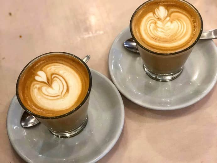 山田愛さんのインスタグラム写真 - (山田愛Instagram)「#Melbournecoffee ①Market Lane coffee @marketlane ❷ St Ali coffee roasters @st_ali  ③Adagrafe @adagracemelb ❹Cartel coffee roasters @cartelroasters  ⑤ Sensory lab  @sensory_lab ❻Little rogue ⑦Industry beans @industrybeans  ❽ Square and Compass @squareandcompasscafe  ⑨Tulip coffee @tulip.coffee  ➓Dukes coffee roasters @dukes_coffee 愛すべきメルボルンのコーヒーたち❤️ ミルクの種類が普通、スキニー、ソイ、アーモンドなど選べる店が多くあります❤︎ #melbournecoffeeshop #melbornecafe #メルボルン #coffee #latte #latteart #espresso #melborne #milk #cafe」2月2日 7時25分 - aiyamada_