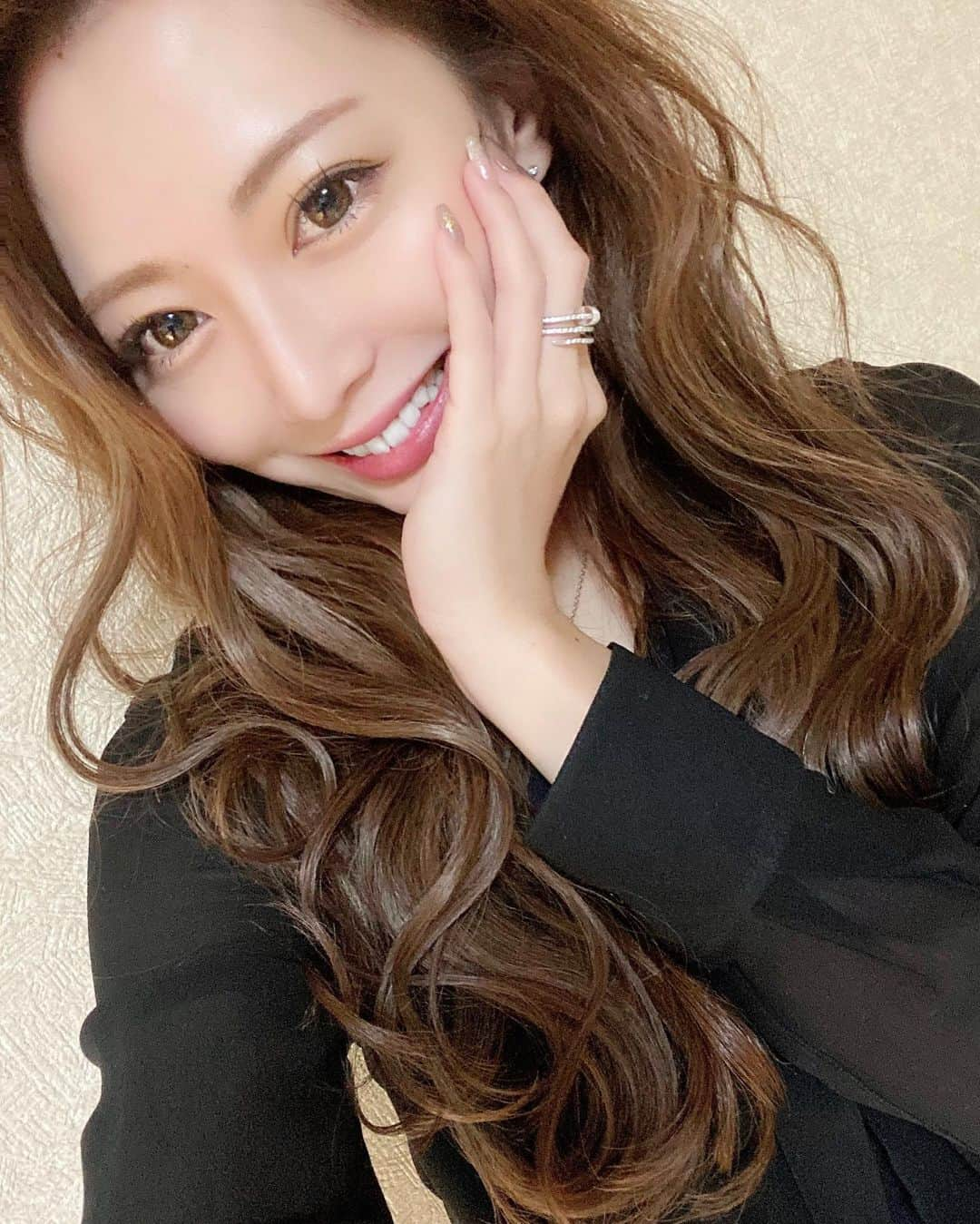 瀧谷まゆのインスタグラム：「歯痛ポーズしたら顔の半分くらい 隠れるから一気に盛れる🤩🤩 最近大人女子目指して 人生で初めて前髪を伸ばし中です✂️ 若く見られたい！じゃなくて クオリティーの高いアラサーを 目指して頑張ります💪  #バルセロナ #バルセロナグループ #barcelona #touri  #桃李 #ニュークラブ #キャバクラ #ホステス #キャバ嬢 #北海道 #札幌 #さっぽろ #すすきの #ススキノ #歌舞伎町 #北新地 #錦 #中洲 #followme #likeforlikes #l4l #followforfollow #f4f #いいね返し」