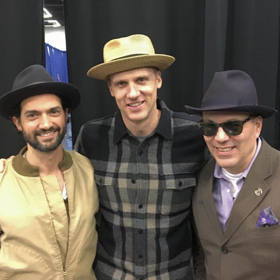 テディ・シアーズのインスタグラム：「Here with Master Milliner @penmanhats. No free bowls of soup here, Judge Smails. John Penman’s buckets are the real deal, handmade by man himself. Thank you, John, for the beautiful work of art. #PenmanHats #MadHatters #LooksGoodOnYouThough」