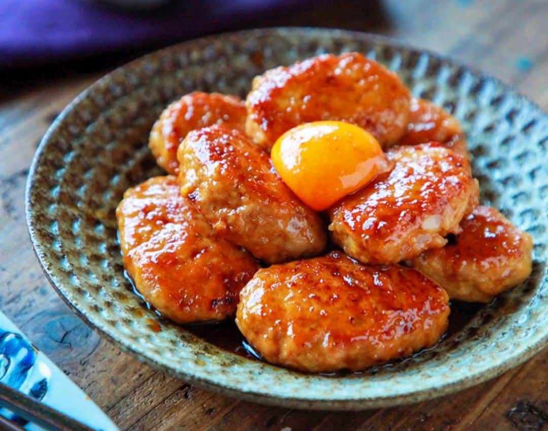 Mizuki【料理ブロガー・簡単レシピ】さんのインスタグラム写真 - (Mizuki【料理ブロガー・簡単レシピ】Instagram)「・﻿ 【レシピ】ーーーーーー﻿ ふんわりジューシー！﻿ ♡甘辛鶏つくね♡﻿ ーーーーーーーーーーー﻿ ﻿ ﻿ おはようございます(*^^*)﻿ ﻿ 今日ご紹介させていただくのは﻿ みんな大好きま〜るいおかず♡﻿ 生姜香るふんわりジューシーなつくねに﻿ 甘辛だれをからめました♫﻿ ﻿ これ、普段のおかずにはもちろん﻿ お弁当や作り置きもおすすめですよ♩﻿ とっても簡単にできるので﻿ 是非お試し下さいね(*´艸`)﻿ ﻿ ﻿ ーーーーーーーーーーーーーーーーーー﻿ 【2〜3人分】﻿ ●鶏ひき肉...300g﻿ ●玉ねぎ...1/4個﻿ ●生姜...1かけ﻿ ●卵...1個﻿ ●片栗粉...大1﻿ ●醤油...小1﻿ ☆醤油・酒...各大2﻿ ☆砂糖・みりん...各大1﻿ ごま油...小2﻿ (好みで)卵黄...1個﻿ ﻿ 1.玉ねぎと生姜はみじん切りにする。ボウルに●を入れてよく混ぜ、8等分に分ける(タネ)。☆は合わせておく。﻿ 2.フライパンにごま油を入れて中火で熱し、1のタネを形を整えながら入れて焼く。こんがりしたら裏返し、フタをして弱めの中火で3分蒸し焼きにする。﻿ 3.フタを外し、☆を加えて煮からめる。器に盛り、(好みで)卵黄をのせる。﻿ ーーーーーーーーーーーーーーーーーー﻿ ﻿ ﻿ 《ポイント》﻿ ♦︎タネは柔らかめです☆手に水をつけて成形するとくっつきません♩﻿ ♦︎生姜はチューブで代用しても♩﻿ ♦︎冷蔵で3〜4日持ちします♩冷凍もOK♩﻿ ﻿ ﻿ ﻿ ＿＿＿＿＿＿＿＿＿＿＿＿＿＿＿＿＿﻿ ＿＿＿＿＿＿＿＿＿＿＿＿＿＿＿＿＿﻿ 🎀新刊発売中🎀﻿ 【#ホットケーキミックスのお菓子 】﻿ ﻿ 今回は一冊まるっとホケミスイーツ♩﻿ 普段のおやつから﻿ 特別な日にも使えるレシピを﻿ この一冊に詰め込みました(*^^*)﻿ ホットケーキミックスを使えば﻿ 簡単に本格的なお菓子が作れますよ♡﻿ バレンタインにもご活用下さいませ♩﻿ ﻿ 🔹ハイライトにリンクあります♩🔹﻿ ＿＿＿＿＿＿＿＿＿＿＿＿＿＿＿＿＿﻿ ＿＿＿＿＿＿＿＿＿＿＿＿＿＿＿＿＿﻿ ﻿ ﻿ ﻿ 【お知らせ】﻿ ストーリーズでは一日数回﻿ 別レシピをご紹介しております(*^^*)﻿ ＊コメントは最新の投稿に下さいますよう﻿ お願い致しますm(_ _)m﻿ ﻿ ﻿ ﻿ #ブログ更新しました﻿ ブログはプロフ画面のリンクよりご覧下さい↓﻿ @mizuki_31cafe﻿ 【Mizuki公式ラインブログ】﻿ https://lineblog.me/mizuki_official/﻿ ﻿ ﻿ ﻿ #つくね#鶏つくね#生姜#甘辛#作り置き#お弁当﻿ #Mizuki#簡単レシピ#時短レシピ#節約レシピ#料理#レシピ#フーディーテーブル#おうちごはん#おうちカフェ#デリスタグラマー#料理好きな人と繋がりたい#料理ブロガー#おうちごはんlover#器#マカロニメイト#ブログ﻿ #foodpic#follow#cooking#recipe#lin_stagrammer#甘辛鶏つくねm」2月2日 7時43分 - mizuki_31cafe