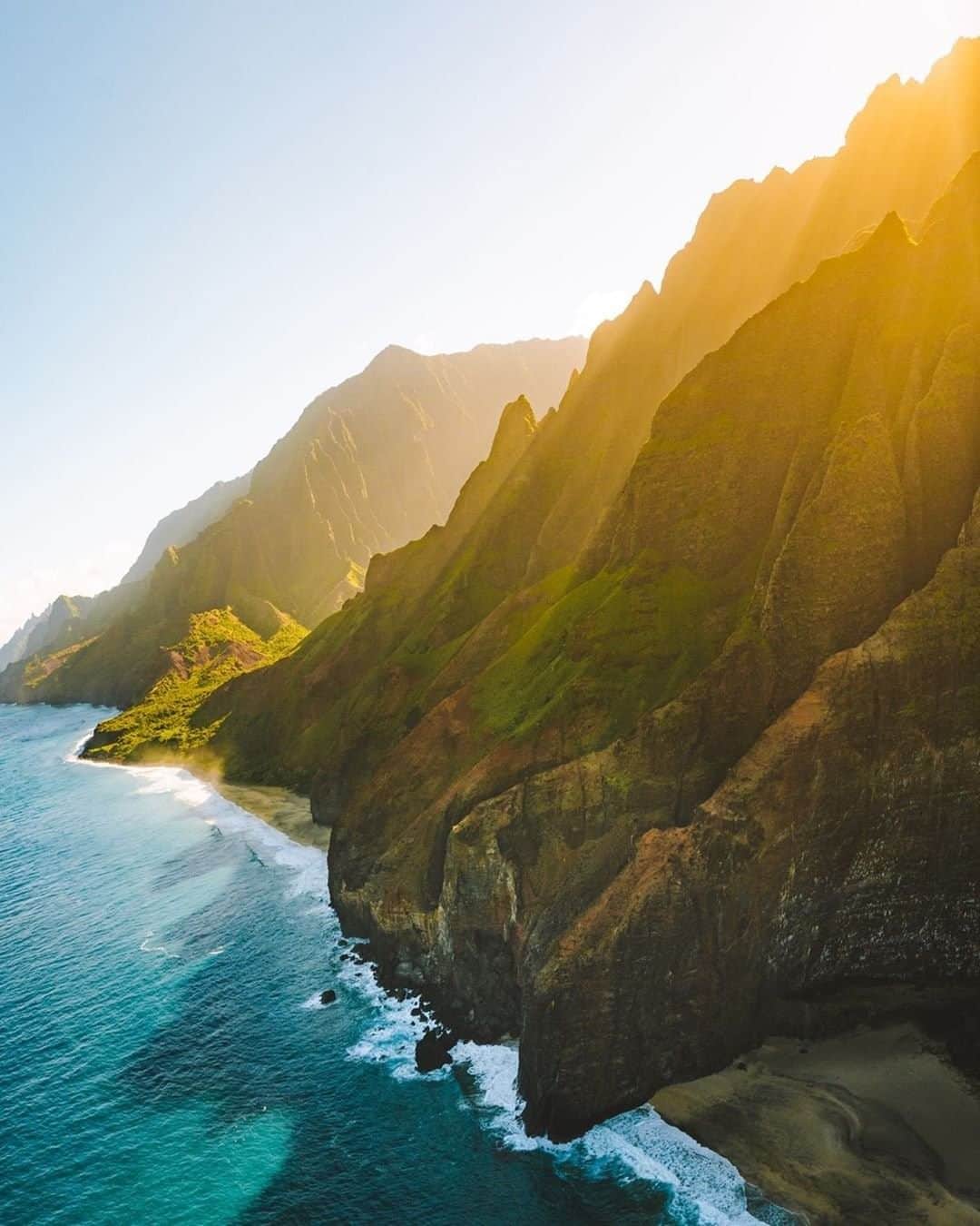 Travel + Leisureさんのインスタグラム写真 - (Travel + LeisureInstagram)「Kauai was the first Hawaiian island to rise from the Pacific Ocean millions of years ago, and travel to Kauai still evokes that prehistoric wilderness. Head to the link in bio to get our guide to this beautiful island. #tlpicks courtesy of @chrisroams」2月2日 8時15分 - travelandleisure