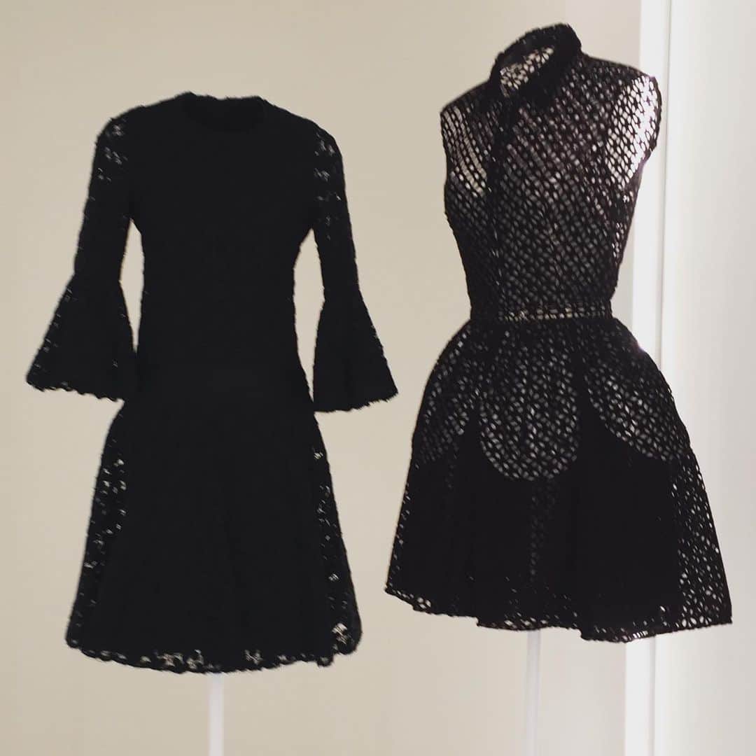 のインスタグラム：「Exposition Alaïa et Balenciaga « Sculptures de la forme »  ギャラリー アズディン・アライアで開催中の「アライアとバレンシアガ」展は必見  #alaia #balenciaga #paris #mode #fashion #robenoire #blackdress #couture #アライア #バレンシアガ #パリ #モード #ファッション #クチュール #パリ散歩 #パリところどころ #海外生活 #パリ生活」