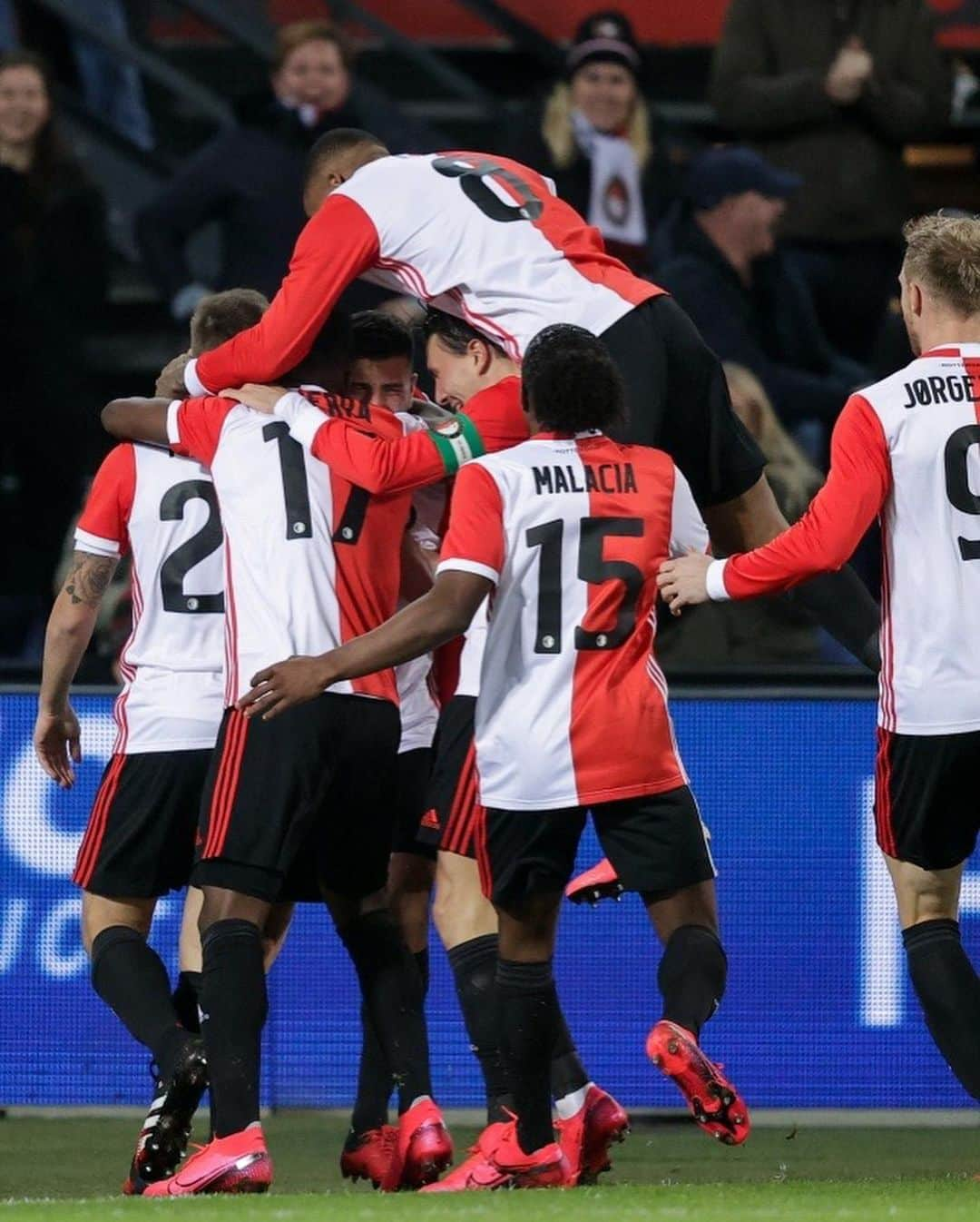 レロイ・フェルさんのインスタグラム写真 - (レロイ・フェルInstagram)「It was a lovely Saturday night at De Kuip💪🏾 +3 points, @robobozenik made his debut and of course an unforgettable debut for @ozyakup with his goal. Congratulations and hope you had a warm welcome at De Kuip guys! Have a blessed Sunday 🙏🏾❤」2月2日 8時27分 - leroyfer