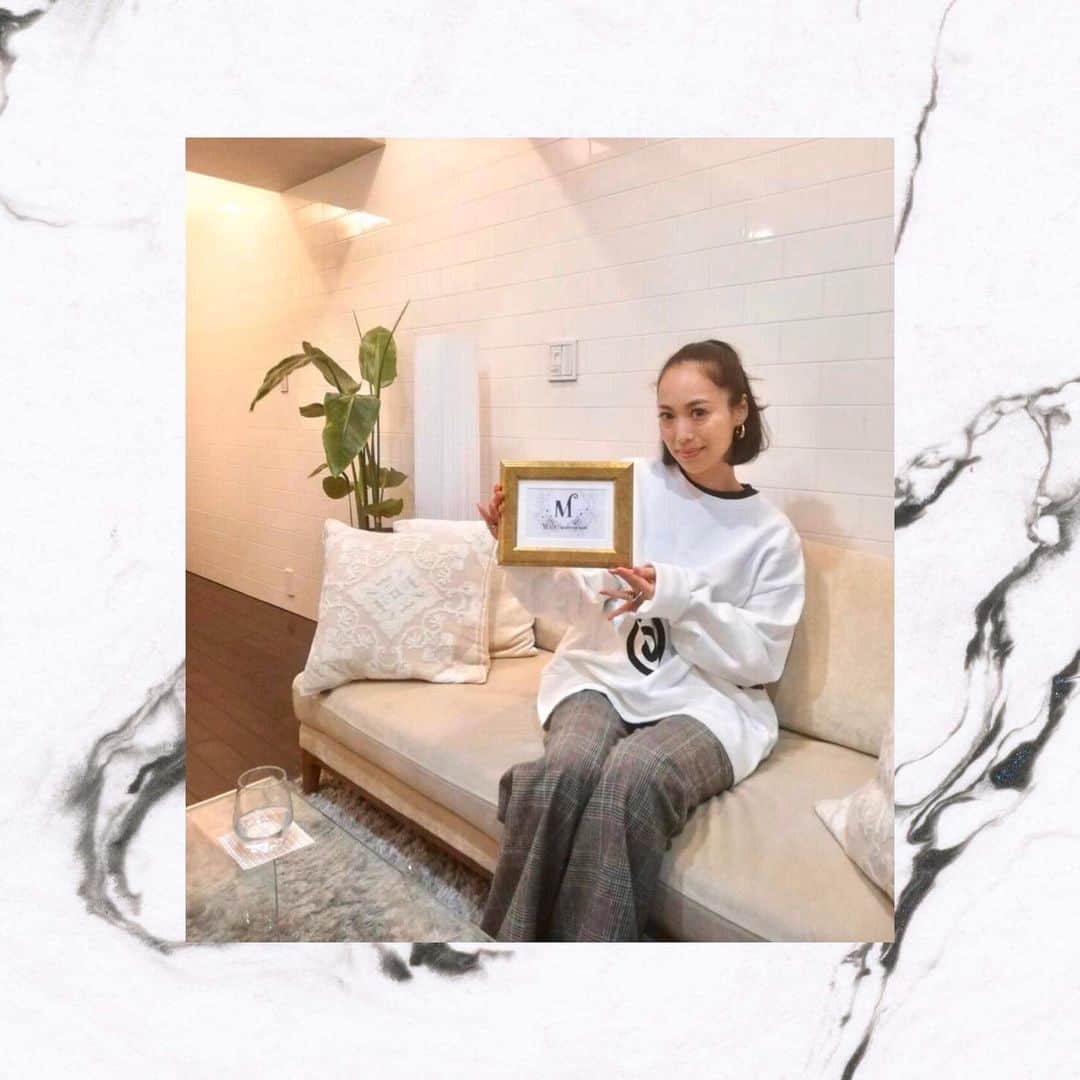 RisaWisteriaのインスタグラム：「ハワイのご縁で出会えた素敵なプライベートサロン💗 ロミロミめちゃ気持ちよかった😭小顔もやってもらったんだけどそんなに優しく触るだけで？ と思ってたけど鏡見たらめちゃくちゃリフトアップしてた🥺✨✨ サロンもおしゃれで広くて最高にリラックスできたよ💗 リピ決定✨通います😆  #lomilomi #beautysalon #maoli #maolirelaxationsalon」
